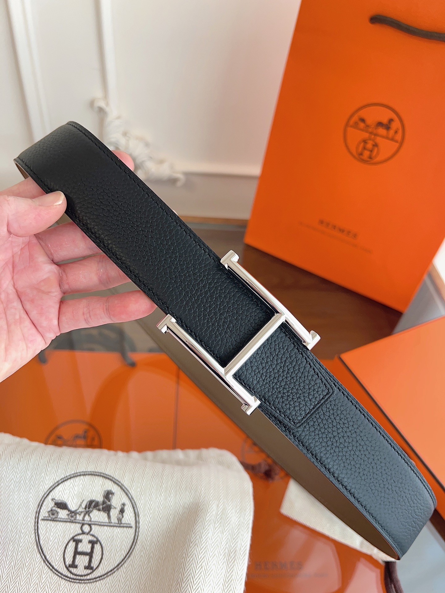 💫【Herm* 爱马家 奥斯卡腰带 · 低调奢华】💫

✨ 双面真皮 · 38 mm经典窄版

🔥 官网同步新款SADD*E设计，3.8 cm宽度百搭不挑人！进口Togo小牛皮+头层皮底，柔软细腻，佩戴舒适无痕～

🔝 细节控必入

▫ 分量十足的H扣头｜可手动调节五金

▫ 极简设计+金色标识｜低调中透着高级

▫ 意大利精工｜同款包装全套

🌟 一条腰带搞定所有穿搭：通勤、休闲、约会…… 低腰高腰自由切换，Her*s的灵魂就藏在这份质感里！

👉 实拍细节戳我～

#爱马家奥斯卡腰带 #奢侈品配饰 #真皮控
p180