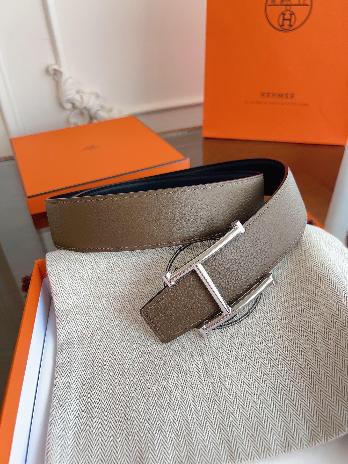💫【Herm* 爱马家 奥斯卡腰带 · 低调奢华】💫

✨ 双面真皮 · 38 mm经典窄版

🔥 官网同步新款SADD*E设计，3.8 cm宽度百搭不挑人！进口Togo小牛皮+头层皮底，柔软细腻，佩戴舒适无痕～

🔝 细节控必入

▫ 分量十足的H扣头｜可手动调节五金

▫ 极简设计+金色标识｜低调中透着高级

▫ 意大利精工｜同款包装全套

🌟 一条腰带搞定所有穿搭：通勤、休闲、约会…… 低腰高腰自由切换，Her*s的灵魂就藏在这份质感里！

👉 实拍细节戳我～

#爱马家奥斯卡腰带 #奢侈品配饰 #真皮控
p180