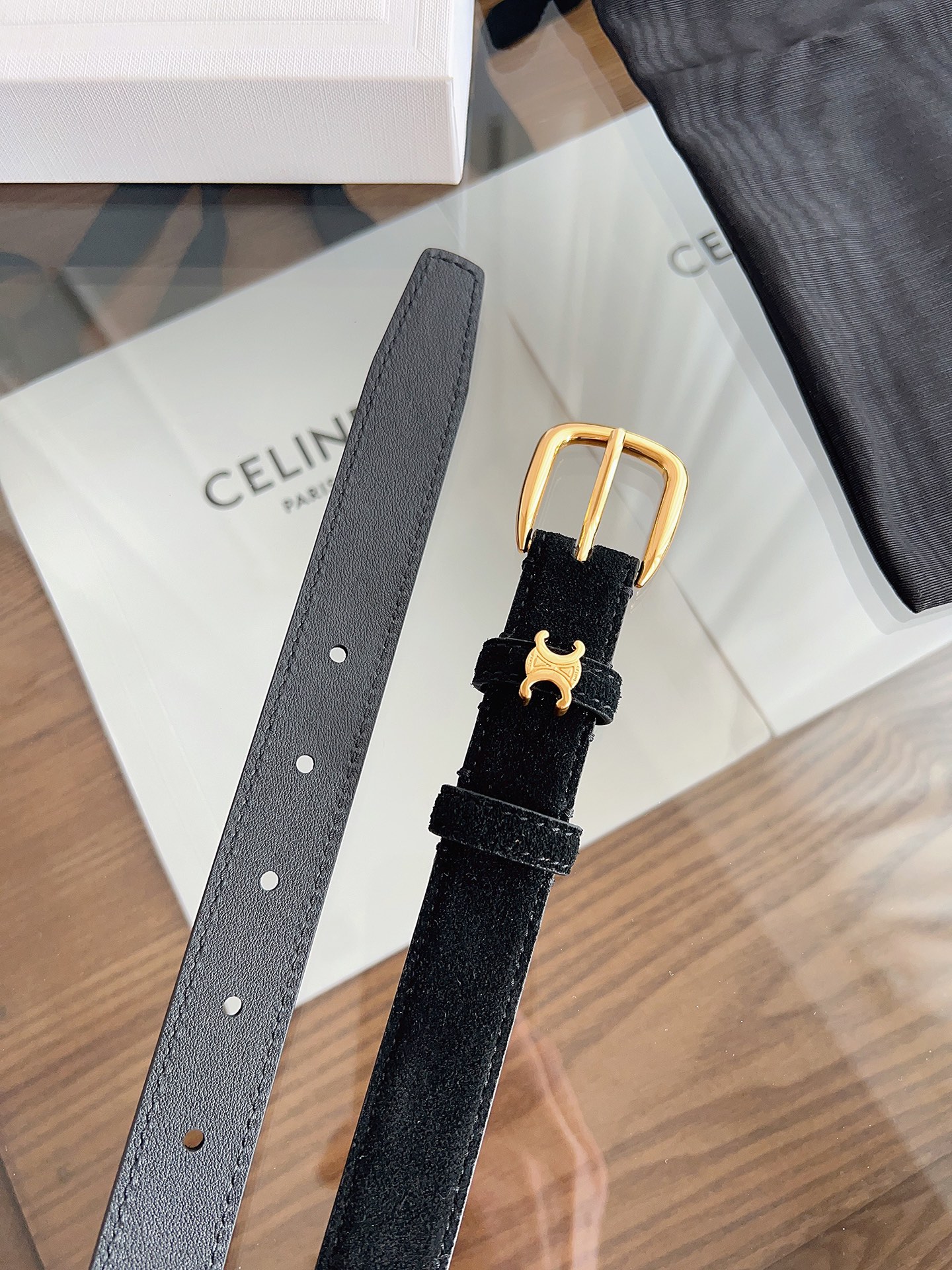 Celine 专柜新款 女士腰带 头层绒面牛皮 冬天穿搭必入 宽度2.5cm 圆形搭扣 第一个戒圈环绕T
