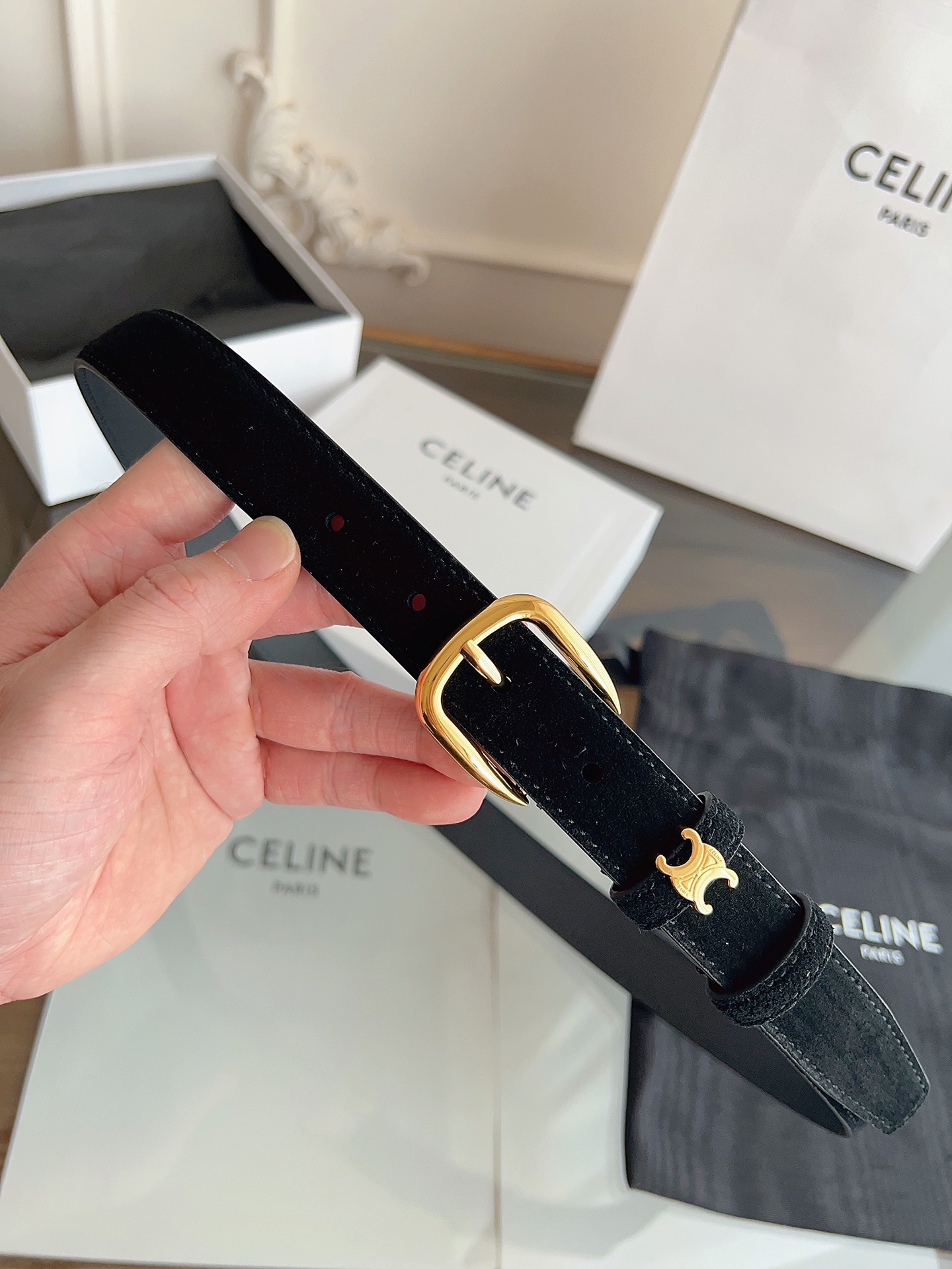 Celine 专柜新款 女士腰带 头层绒面牛皮 冬天穿搭必入 宽度2.5cm 圆形搭扣 第一个戒圈环绕T
