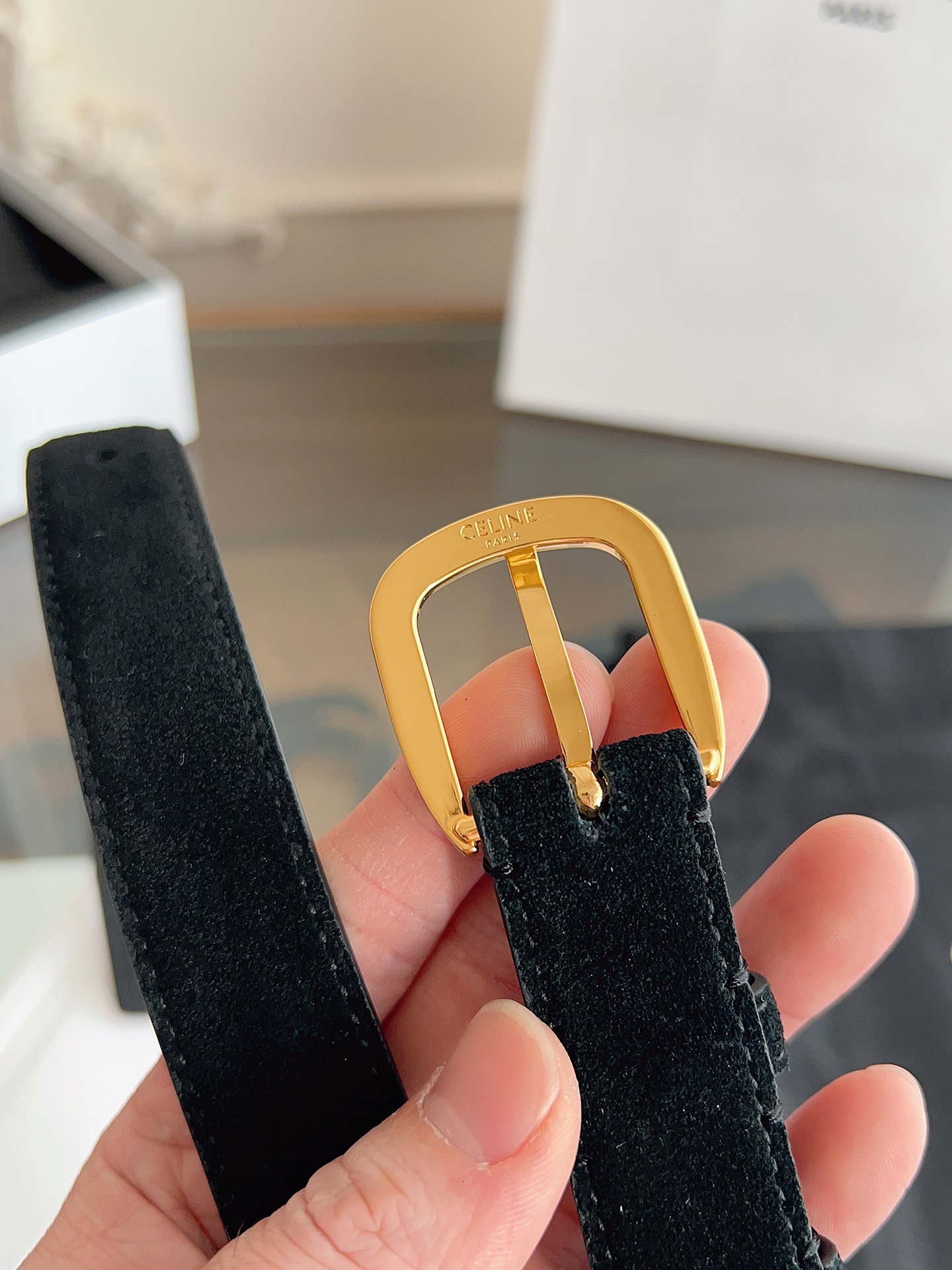 Celine 专柜新款 女士腰带 头层绒面牛皮 冬天穿搭必入 宽度2.5cm 圆形搭扣 第一个戒圈环绕T