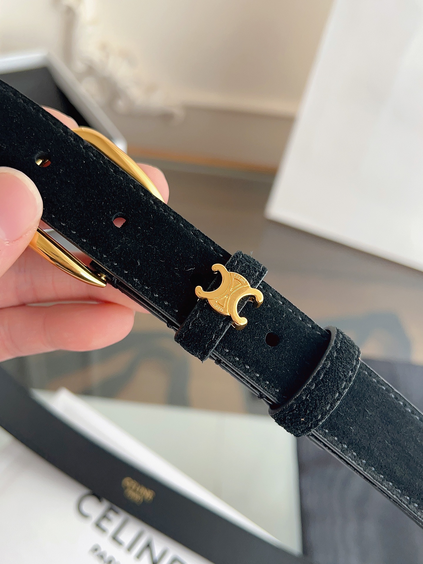 Celine 专柜新款 女士腰带 头层绒面牛皮 冬天穿搭必入 宽度2.5cm 圆形搭扣 第一个戒圈环绕T