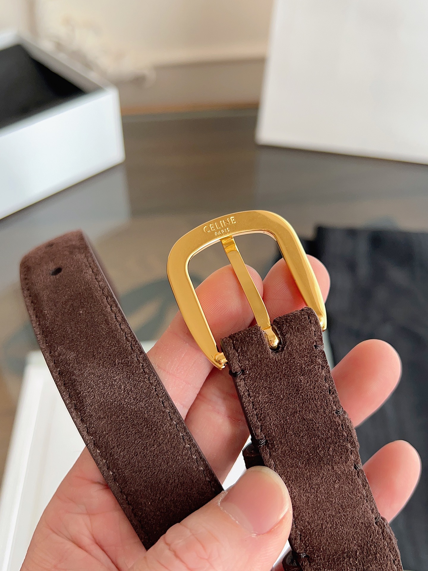 Celine 专柜新款 女士腰带 头层绒面牛皮 冬天穿搭必入 宽度2.5cm 圆形搭扣 第一个戒圈环绕T