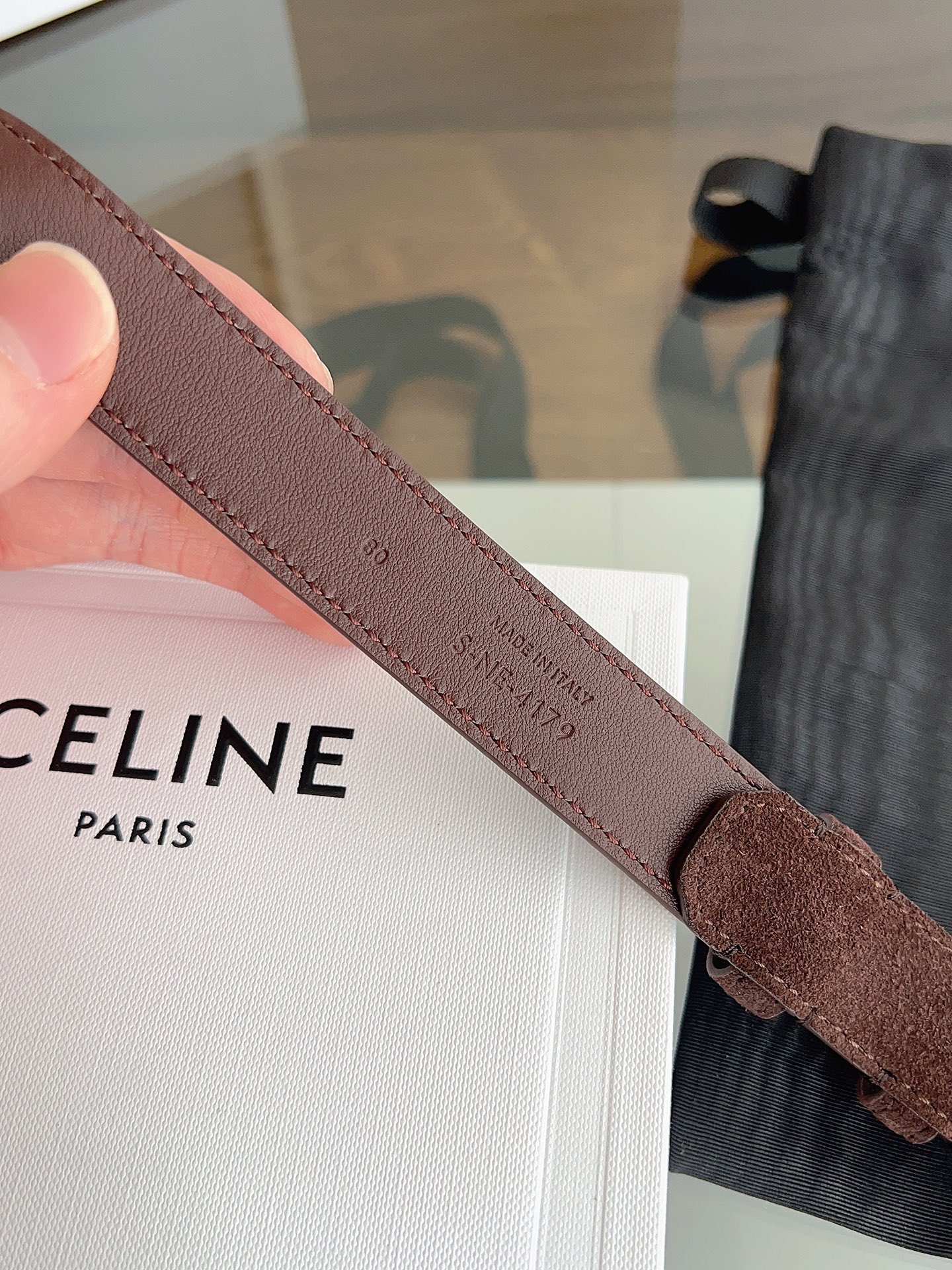Celine 专柜新款 女士腰带 头层绒面牛皮 冬天穿搭必入 宽度2.5cm 圆形搭扣 第一个戒圈环绕T