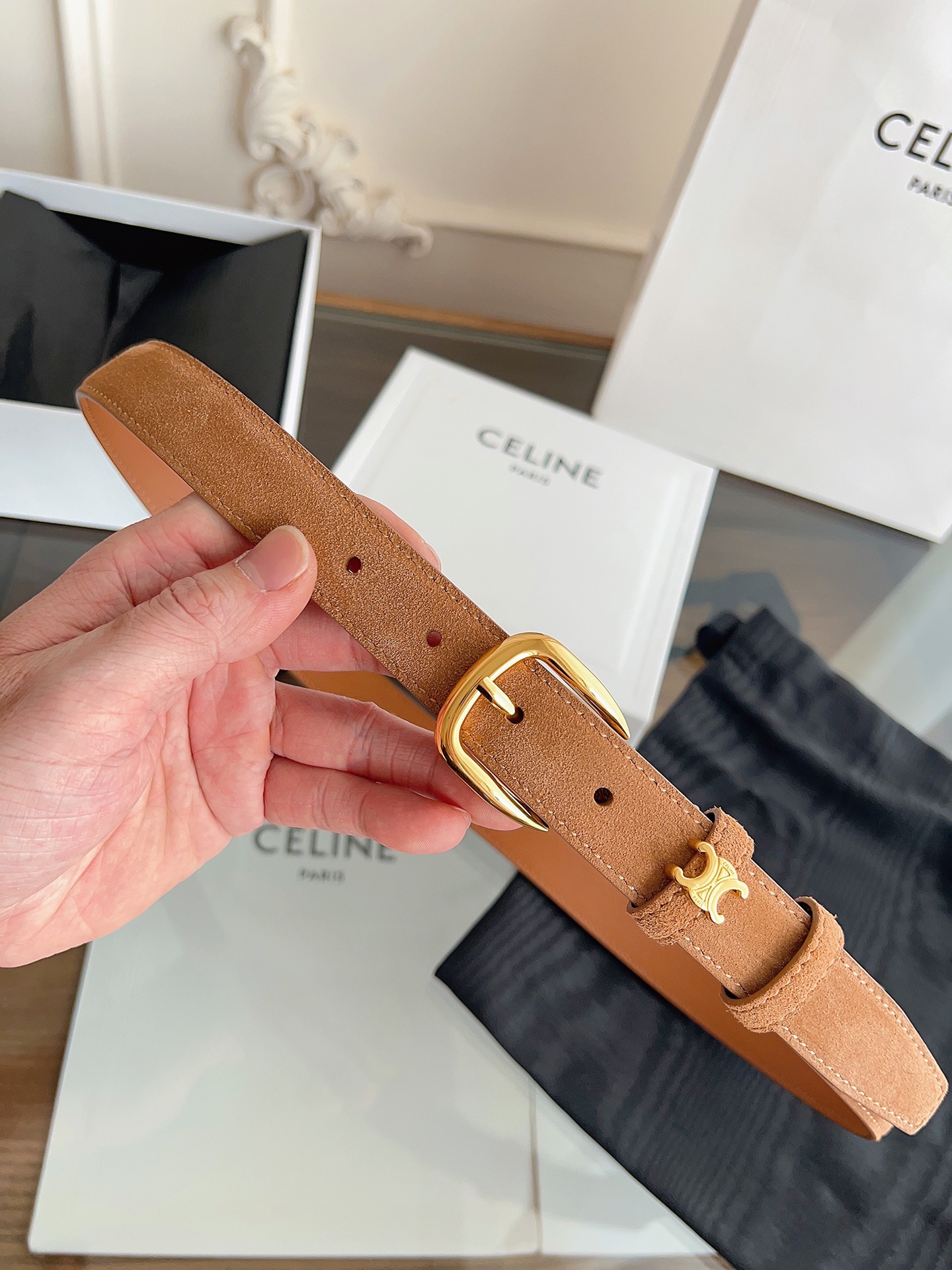 Celine 专柜新款 女士腰带 头层绒面牛皮 冬天穿搭必入 宽度2.5cm 圆形搭扣 第一个戒圈环绕T