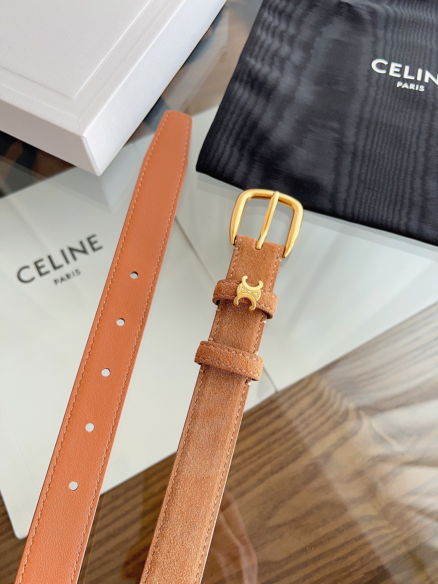 NO:678005,Celine counter's new women's belt, first-layer suede cowhide, a must-have for winter wear, width 2.5cm, round buckle, the first ring surrounds the TRIOMPHE metal ring, new design., belt, celine, cowhide19860909Celine 专柜新款 女士腰带 头层绒面牛皮 冬天穿搭必入 宽度2.5cm 圆形搭扣 第一个戒圈环绕TRIOMPHE 金属环 全新设计.,皮带,celine,cowhide,Belt