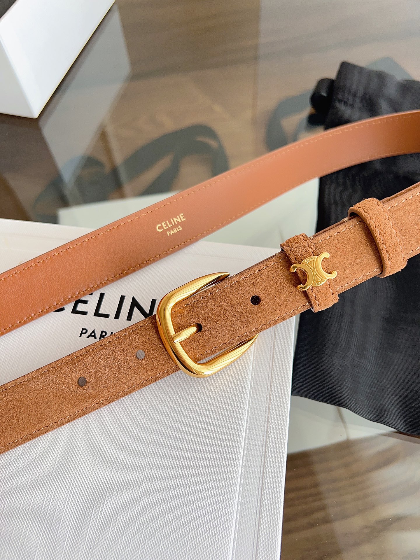 Celine 专柜新款 女士腰带 头层绒面牛皮 冬天穿搭必入 宽度2.5cm 圆形搭扣 第一个戒圈环绕T