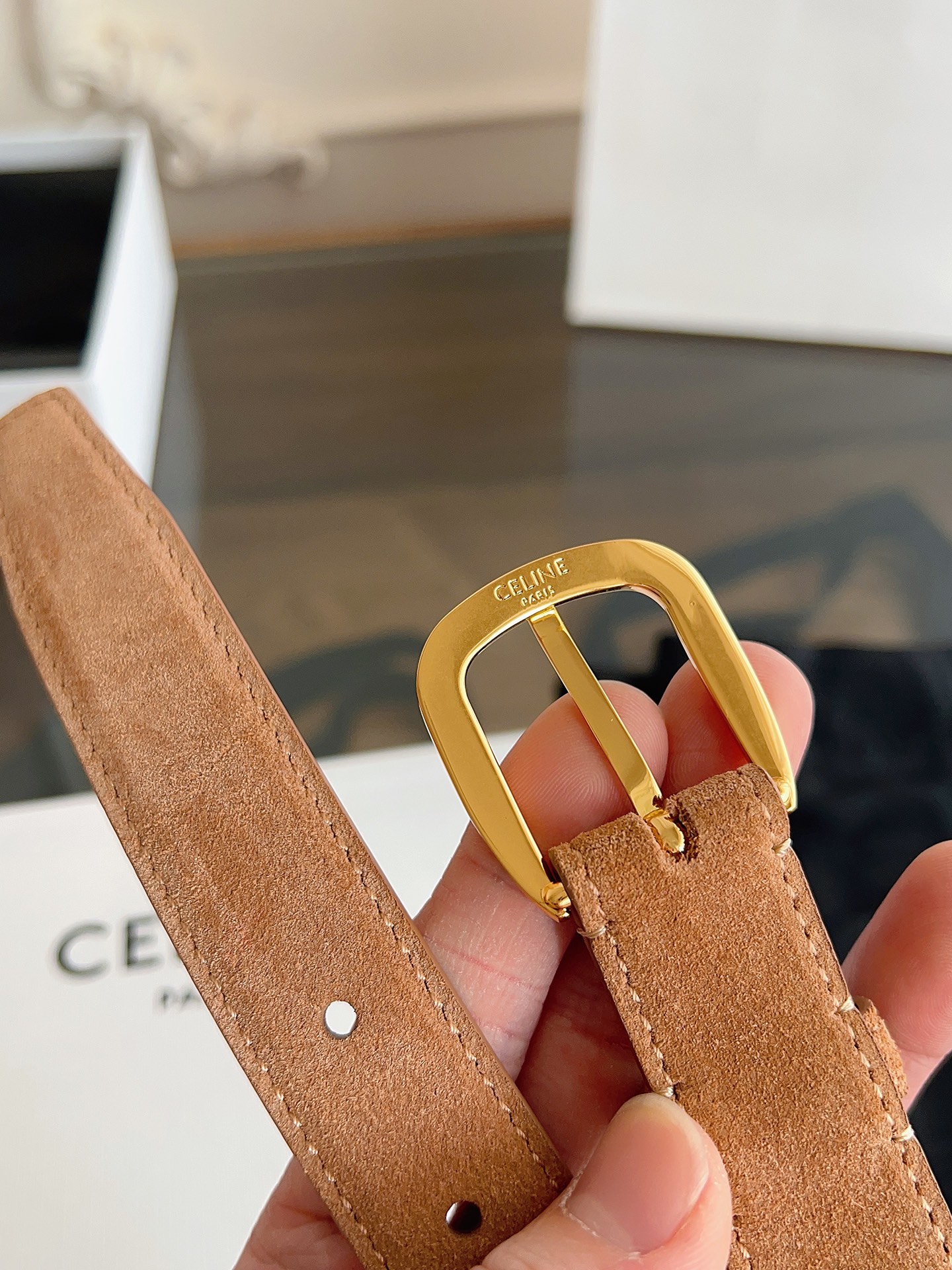 Celine 专柜新款 女士腰带 头层绒面牛皮 冬天穿搭必入 宽度2.5cm 圆形搭扣 第一个戒圈环绕T