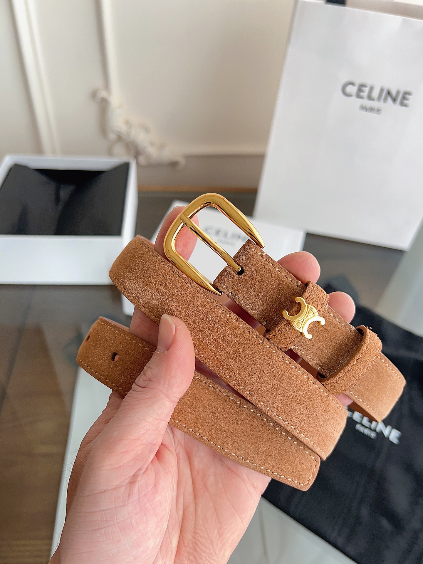 Celine 专柜新款 女士腰带 头层绒面牛皮 冬天穿搭必入 宽度2.5cm 圆形搭扣 第一个戒圈环绕T