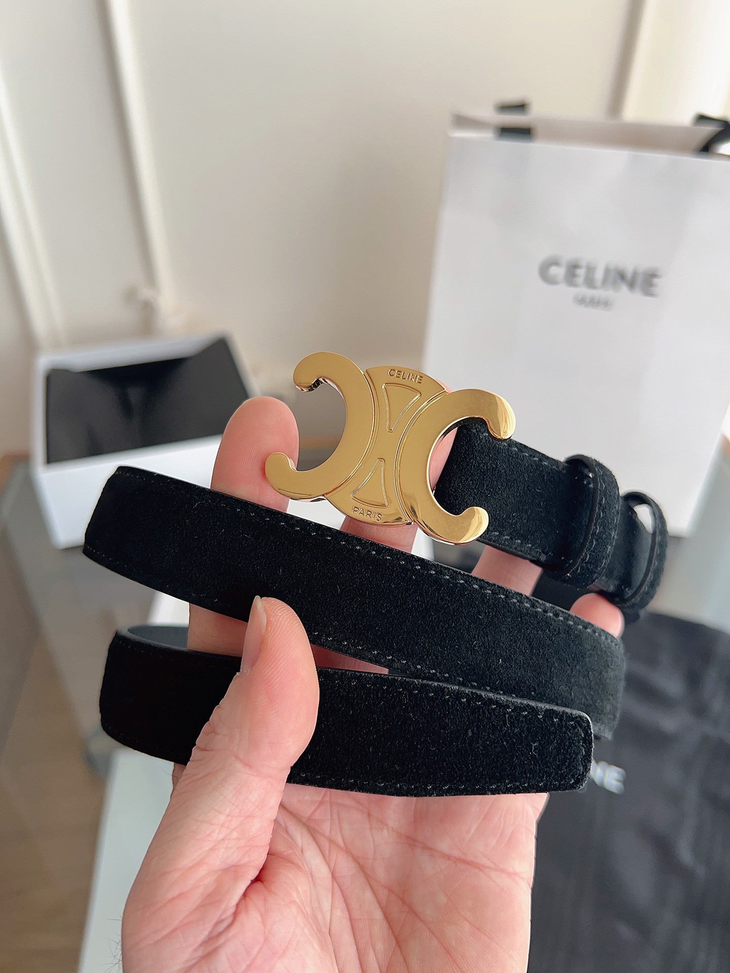 Celine 专柜新款 女士腰带 头层绒面牛皮 冬天穿搭必入 宽度2.5cm 搭配独特凯旋门金属扣件 手