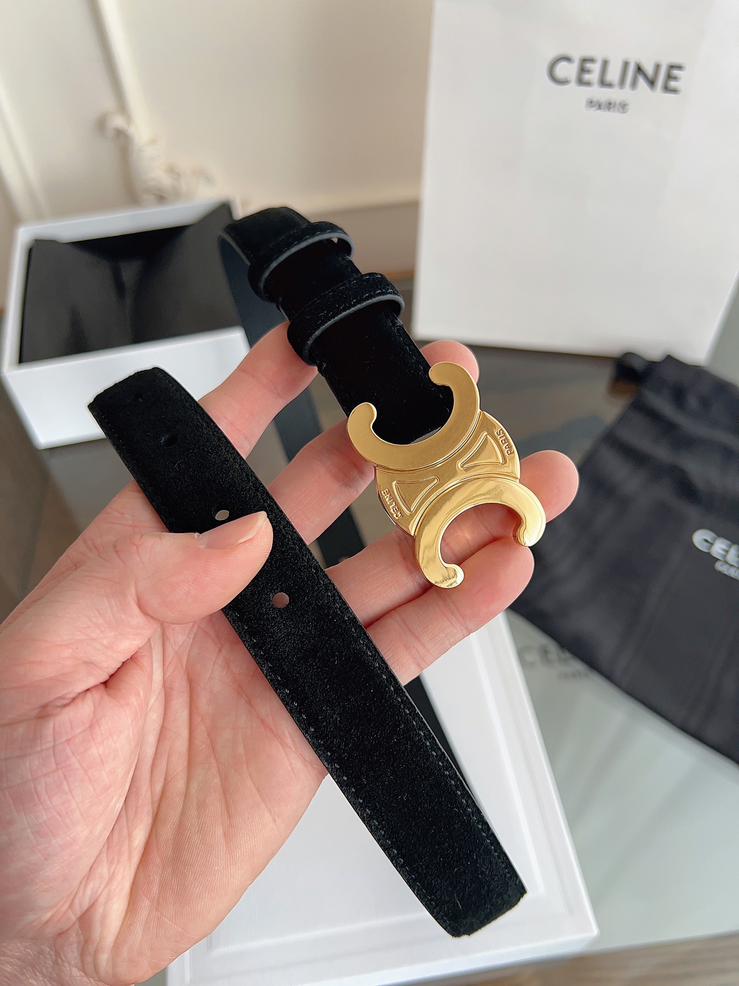 Celine 专柜新款 女士腰带 头层绒面牛皮 冬天穿搭必入 宽度2.5cm 搭配独特凯旋门金属扣件 手