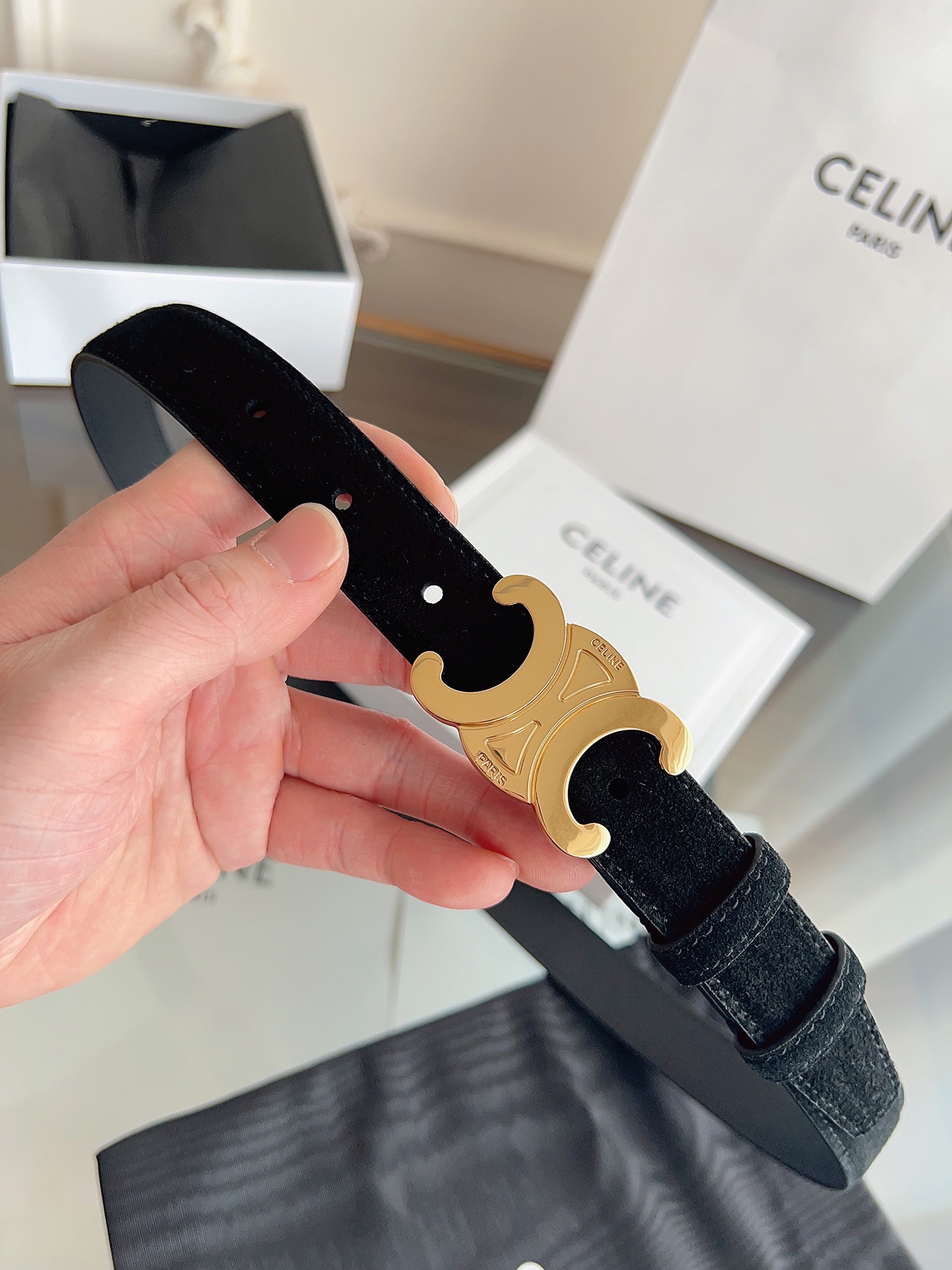 Celine 专柜新款 女士腰带 头层绒面牛皮 冬天穿搭必入 宽度2.5cm 搭配独特凯旋门金属扣件 手