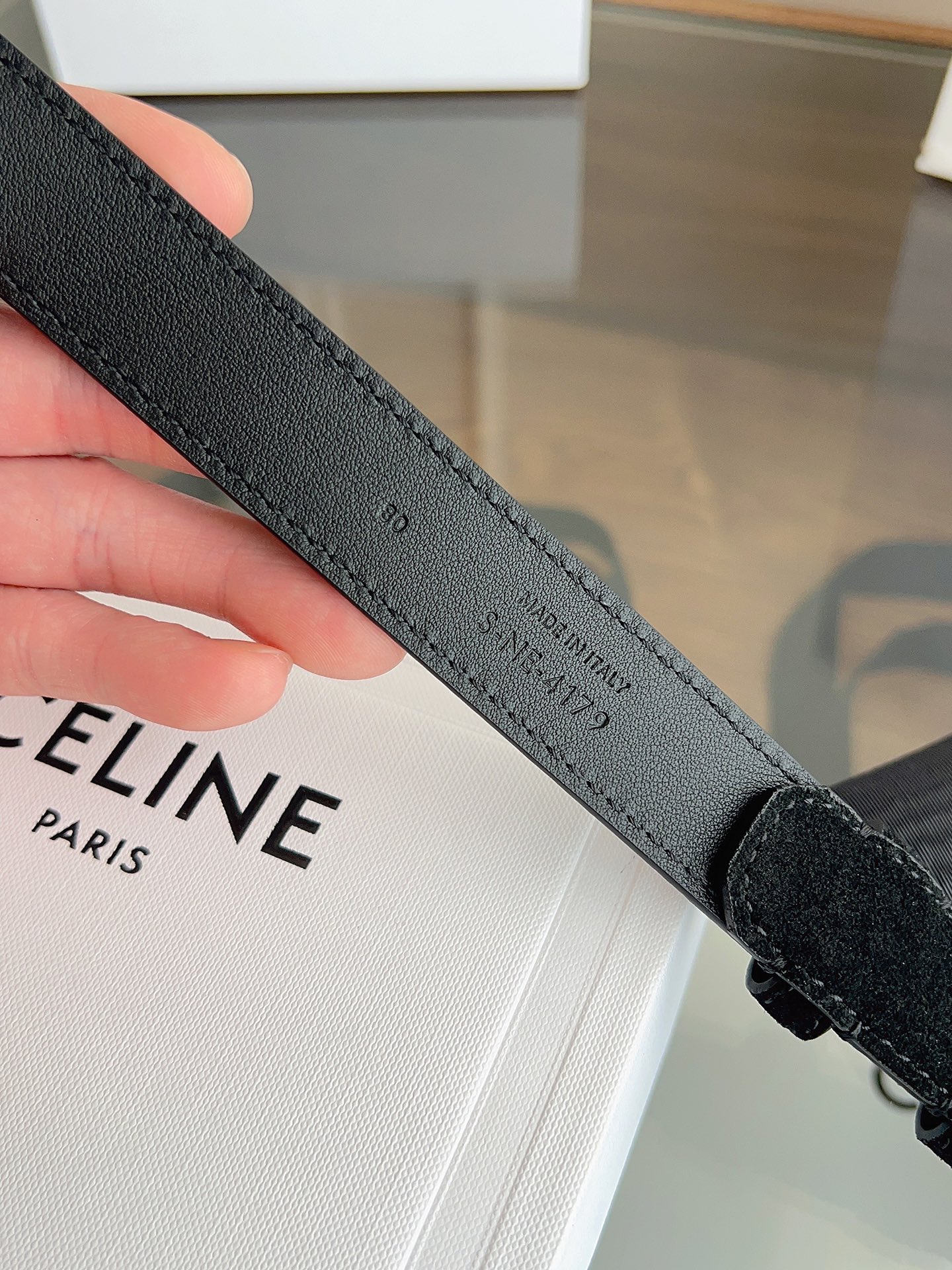 Celine 专柜新款 女士腰带 头层绒面牛皮 冬天穿搭必入 宽度2.5cm 搭配独特凯旋门金属扣件 手