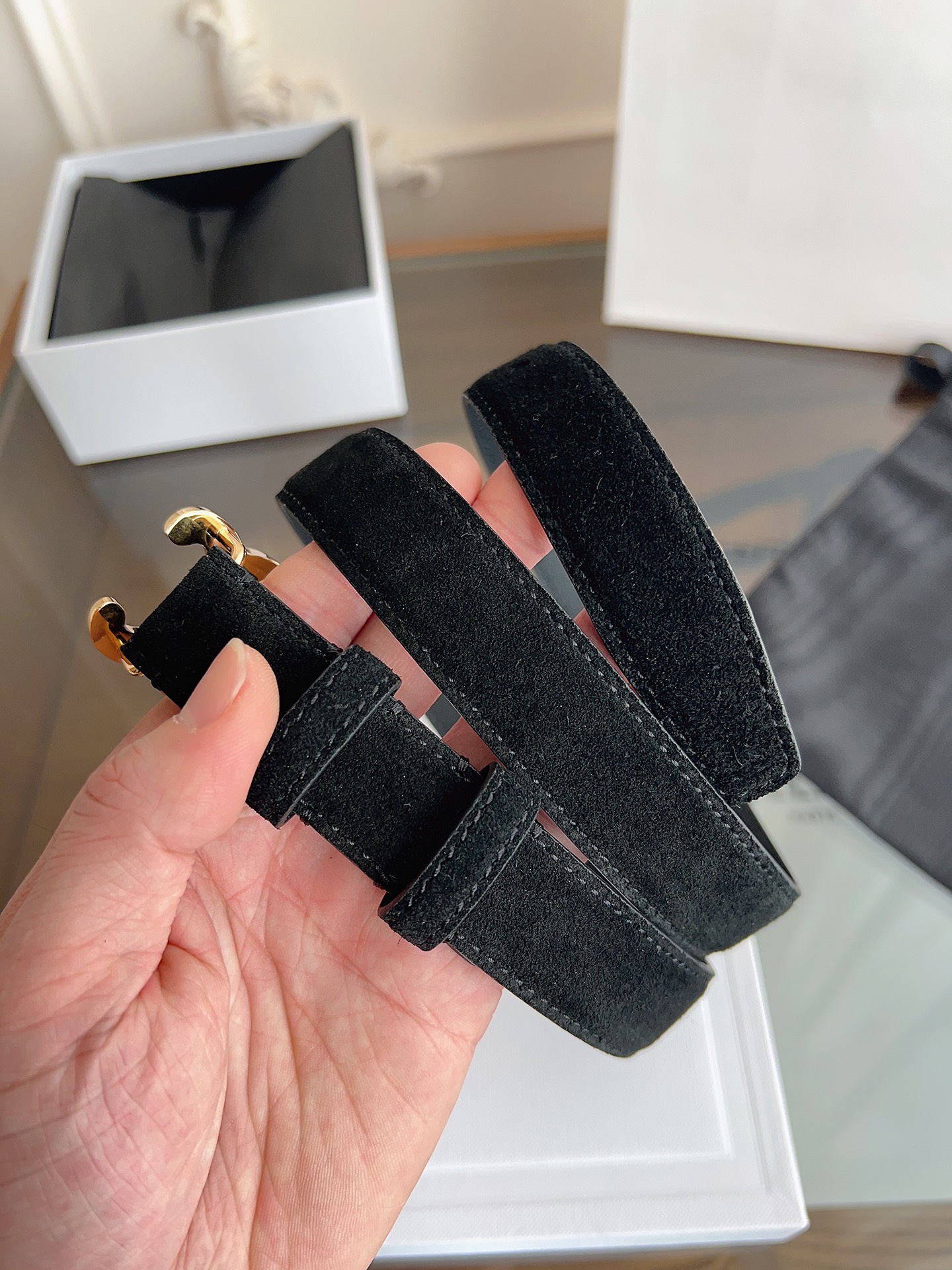 Celine 专柜新款 女士腰带 头层绒面牛皮 冬天穿搭必入 宽度2.5cm 搭配独特凯旋门金属扣件 手