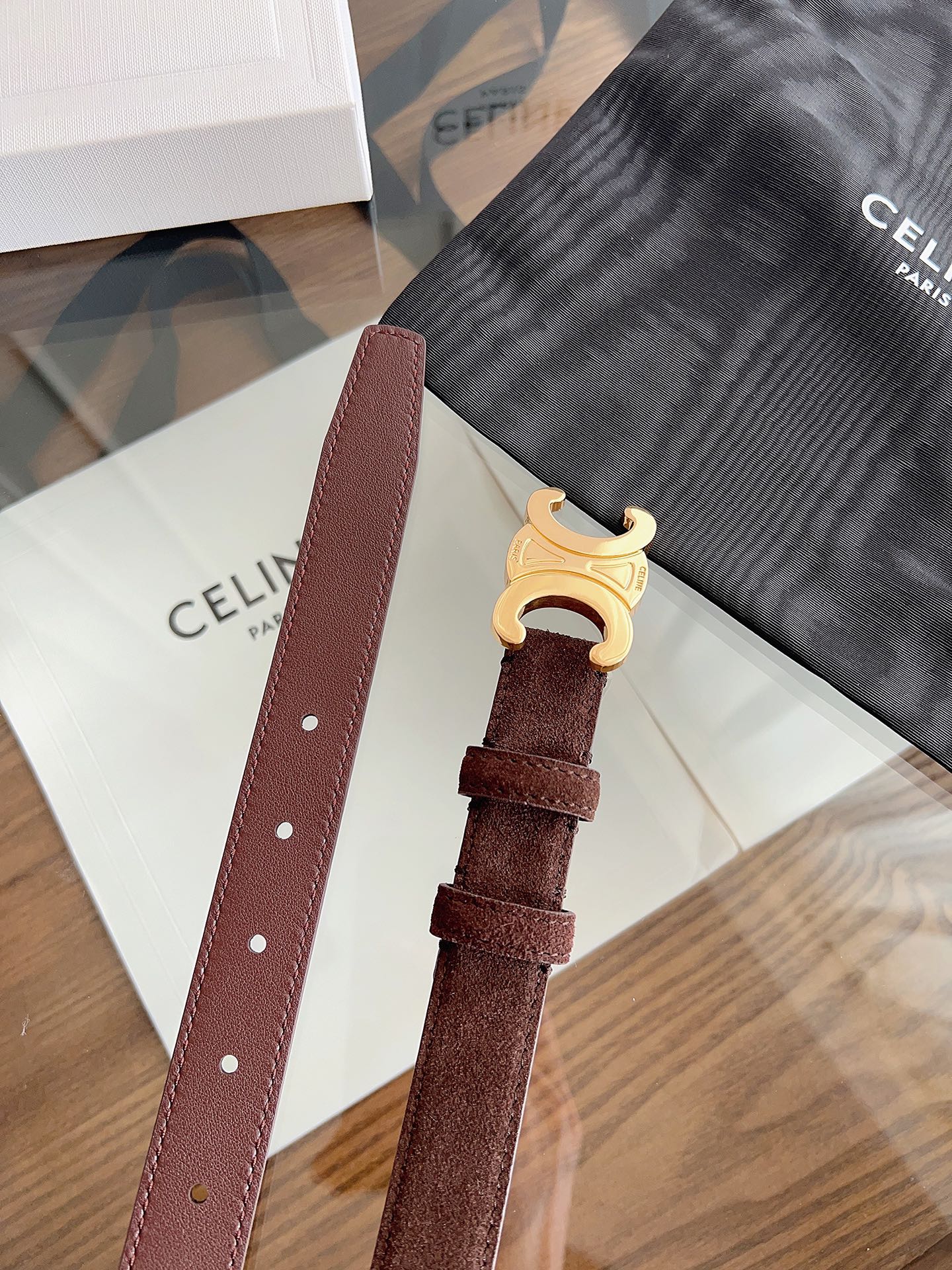 Celine 专柜新款 女士腰带 头层绒面牛皮 冬天穿搭必入 宽度2.5cm 搭配独特凯旋门金属扣件 手