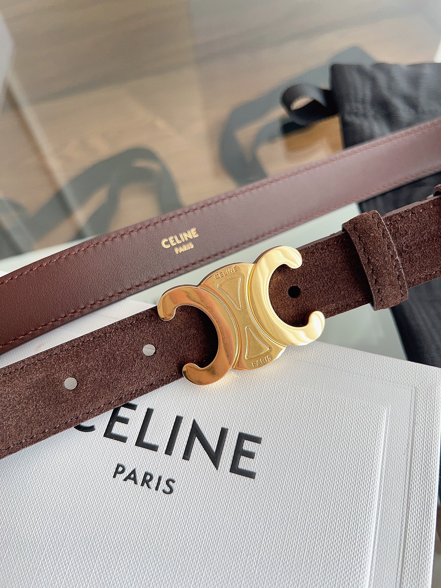 Celine 专柜新款 女士腰带 头层绒面牛皮 冬天穿搭必入 宽度2.5cm 搭配独特凯旋门金属扣件 手