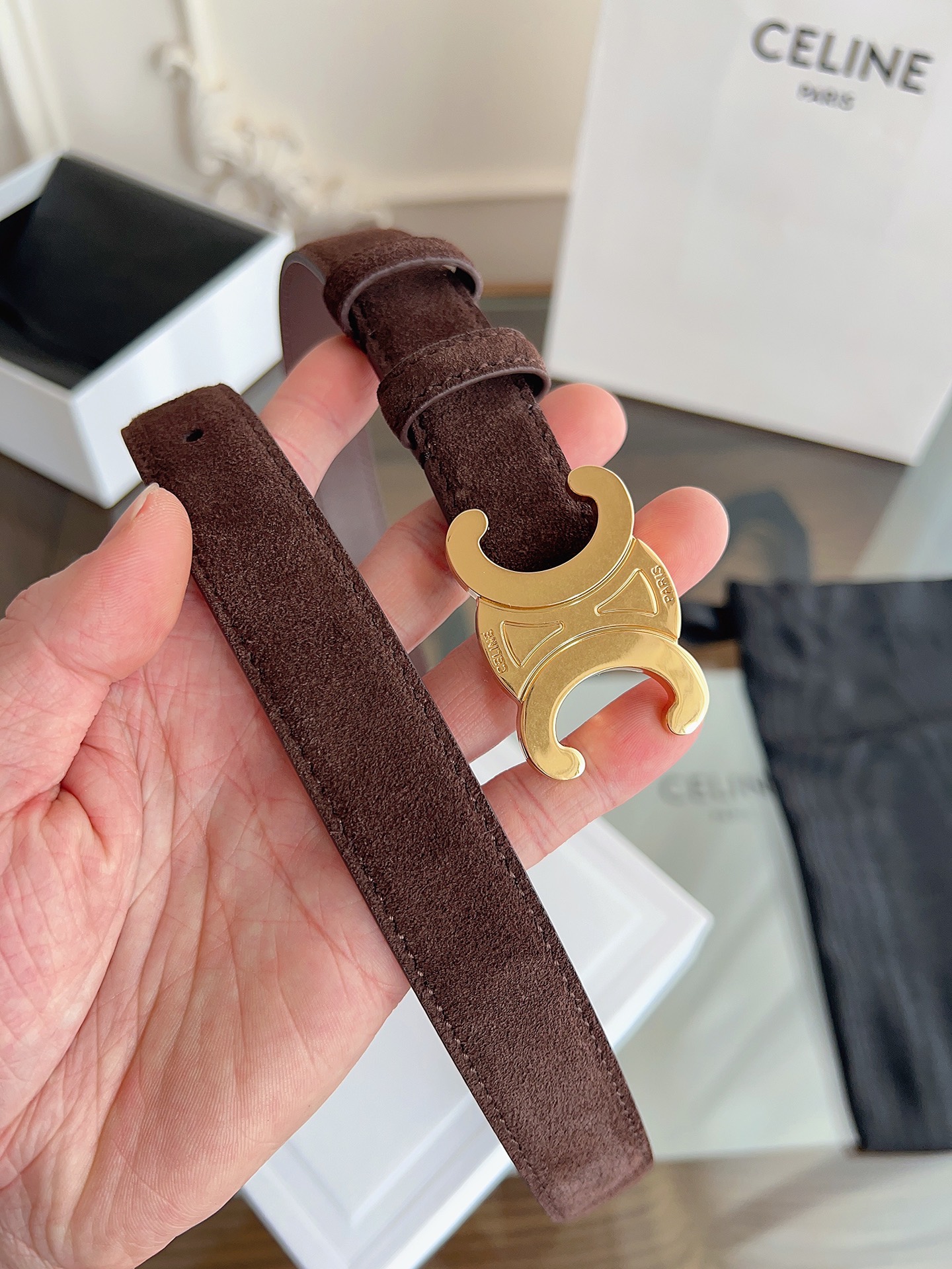 Celine 专柜新款 女士腰带 头层绒面牛皮 冬天穿搭必入 宽度2.5cm 搭配独特凯旋门金属扣件 手