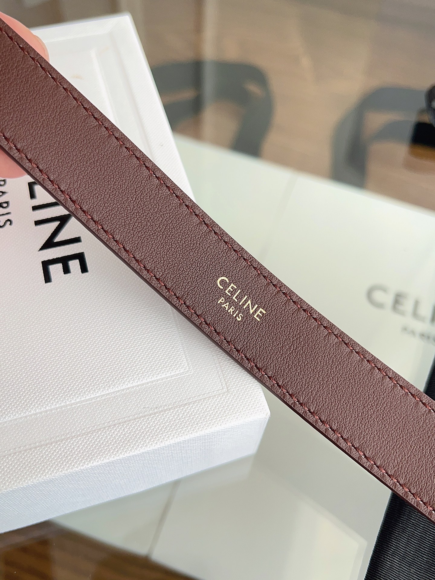 Celine 专柜新款 女士腰带 头层绒面牛皮 冬天穿搭必入 宽度2.5cm 搭配独特凯旋门金属扣件 手