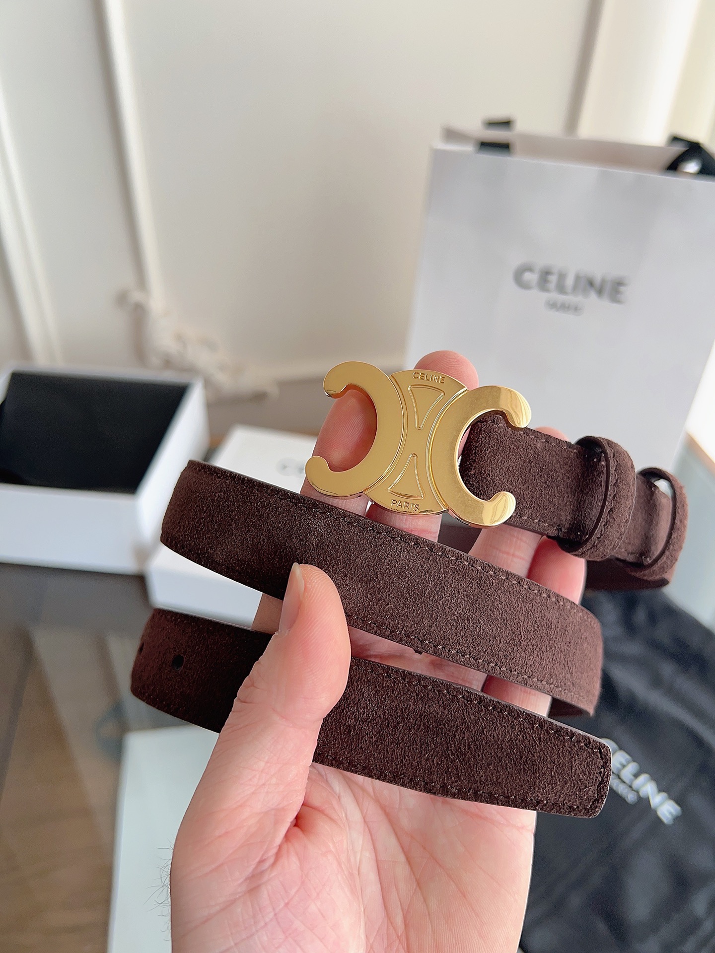 Celine 专柜新款 女士腰带 头层绒面牛皮 冬天穿搭必入 宽度2.5cm 搭配独特凯旋门金属扣件 手