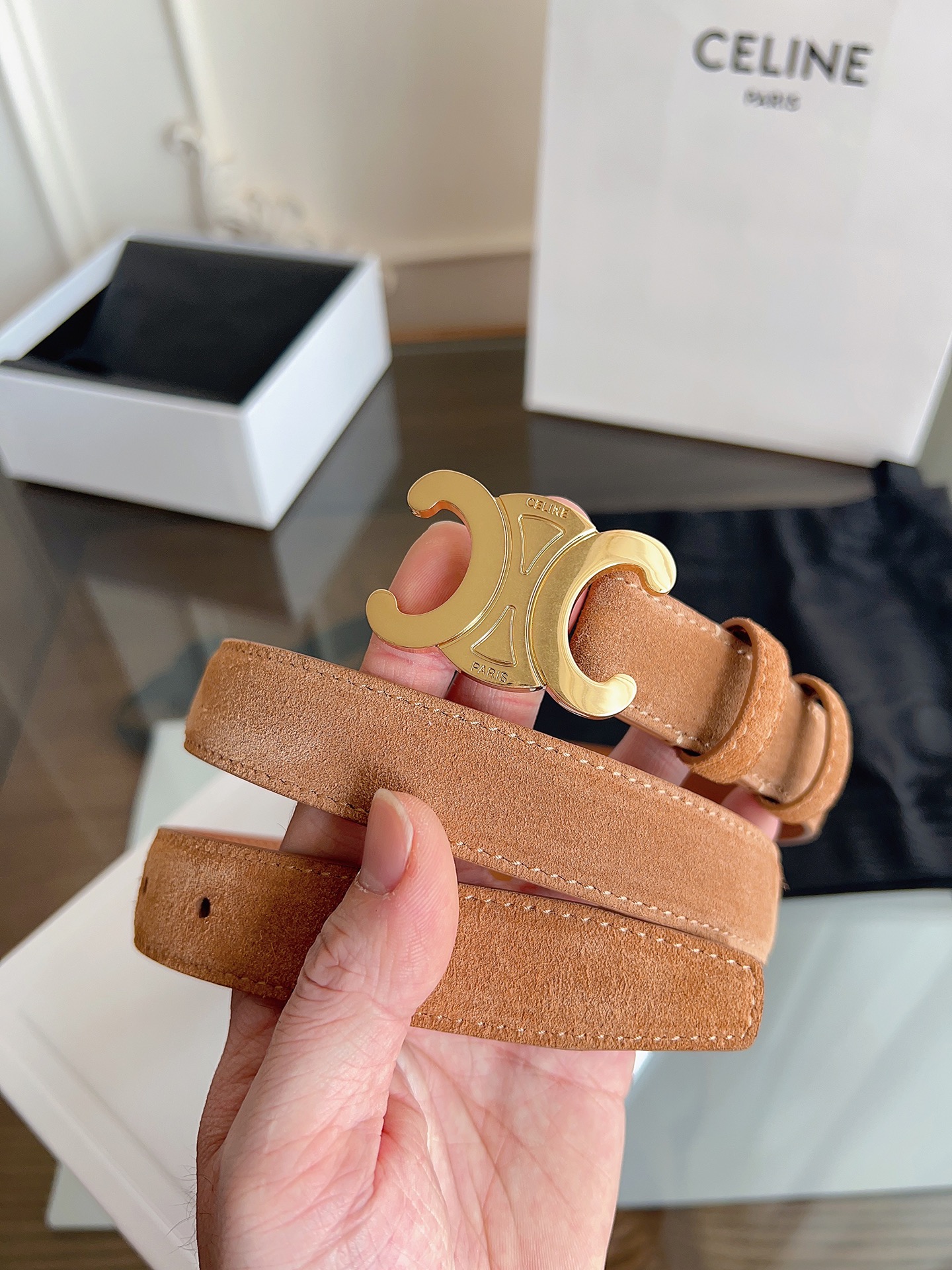 Celine 专柜新款 女士腰带 头层绒面牛皮 冬天穿搭必入 宽度2.5cm 搭配独特凯旋门金属扣件 手