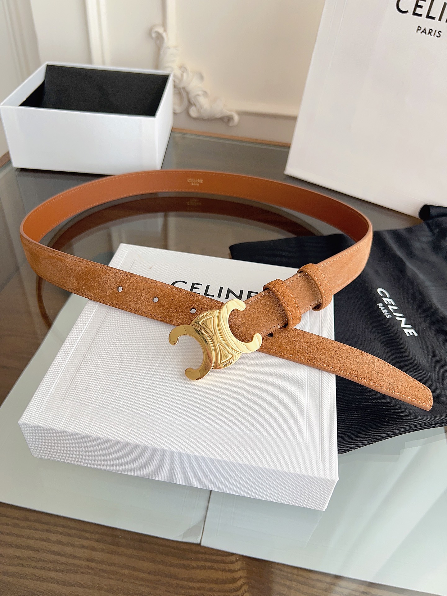 Celine 专柜新款 女士腰带 头层绒面牛皮 冬天穿搭必入 宽度2.5cm 搭配独特凯旋门金属扣件 手