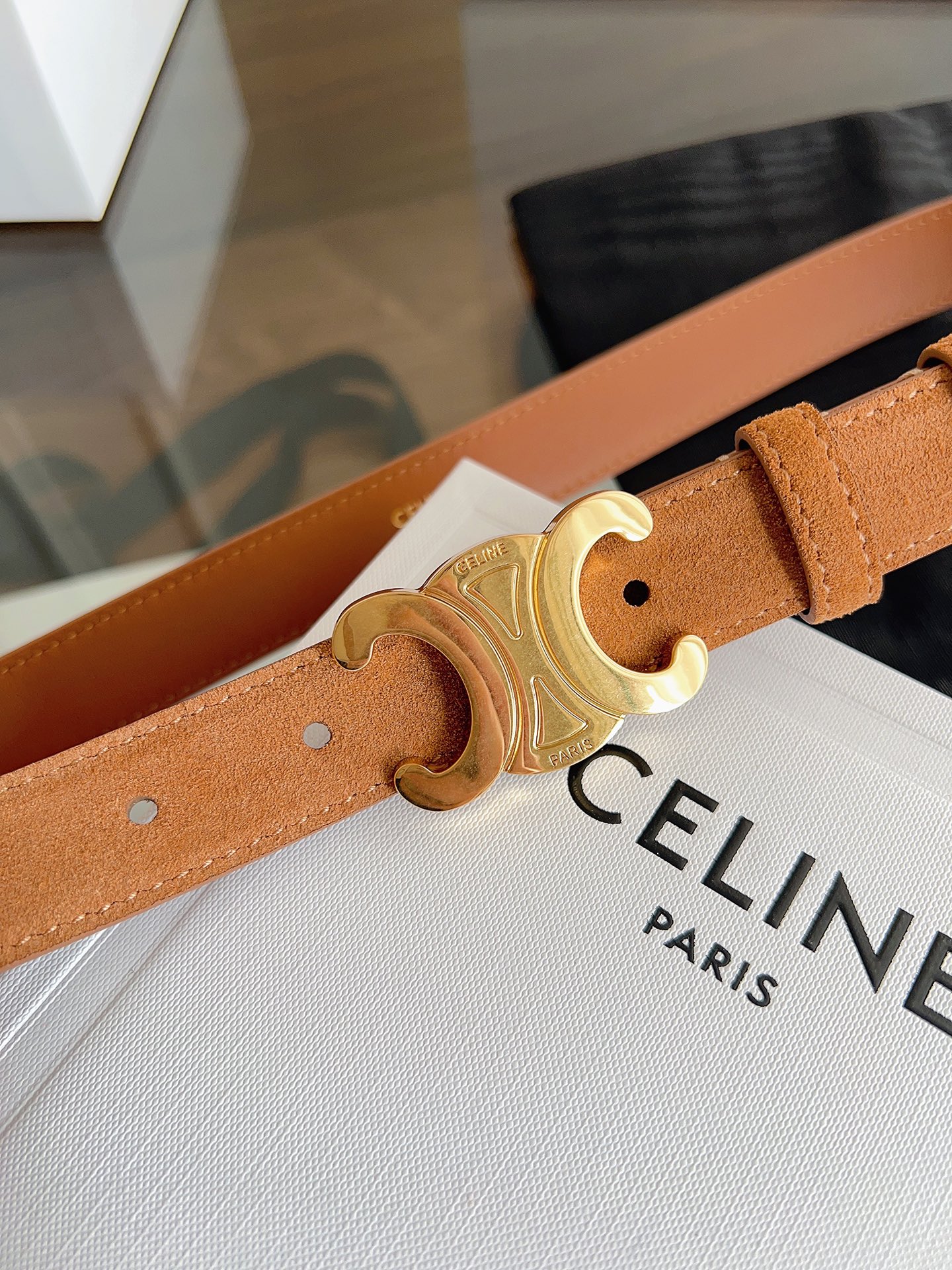Celine 专柜新款 女士腰带 头层绒面牛皮 冬天穿搭必入 宽度2.5cm 搭配独特凯旋门金属扣件 手