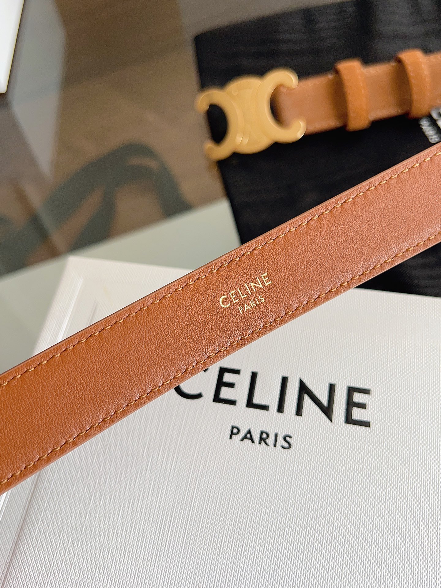 Celine 专柜新款 女士腰带 头层绒面牛皮 冬天穿搭必入 宽度2.5cm 搭配独特凯旋门金属扣件 手