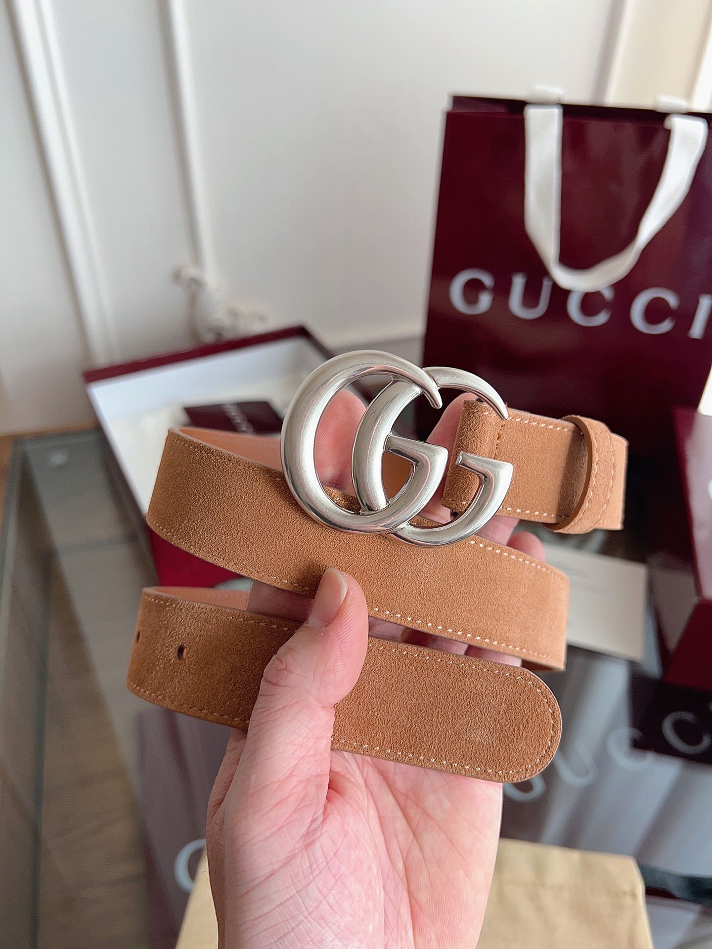 P GG Marmont冬季系列腰带采用柔软牛皮绒面材质匠心打造，配以双G搭扣，尽释别致韵调。商品细节：