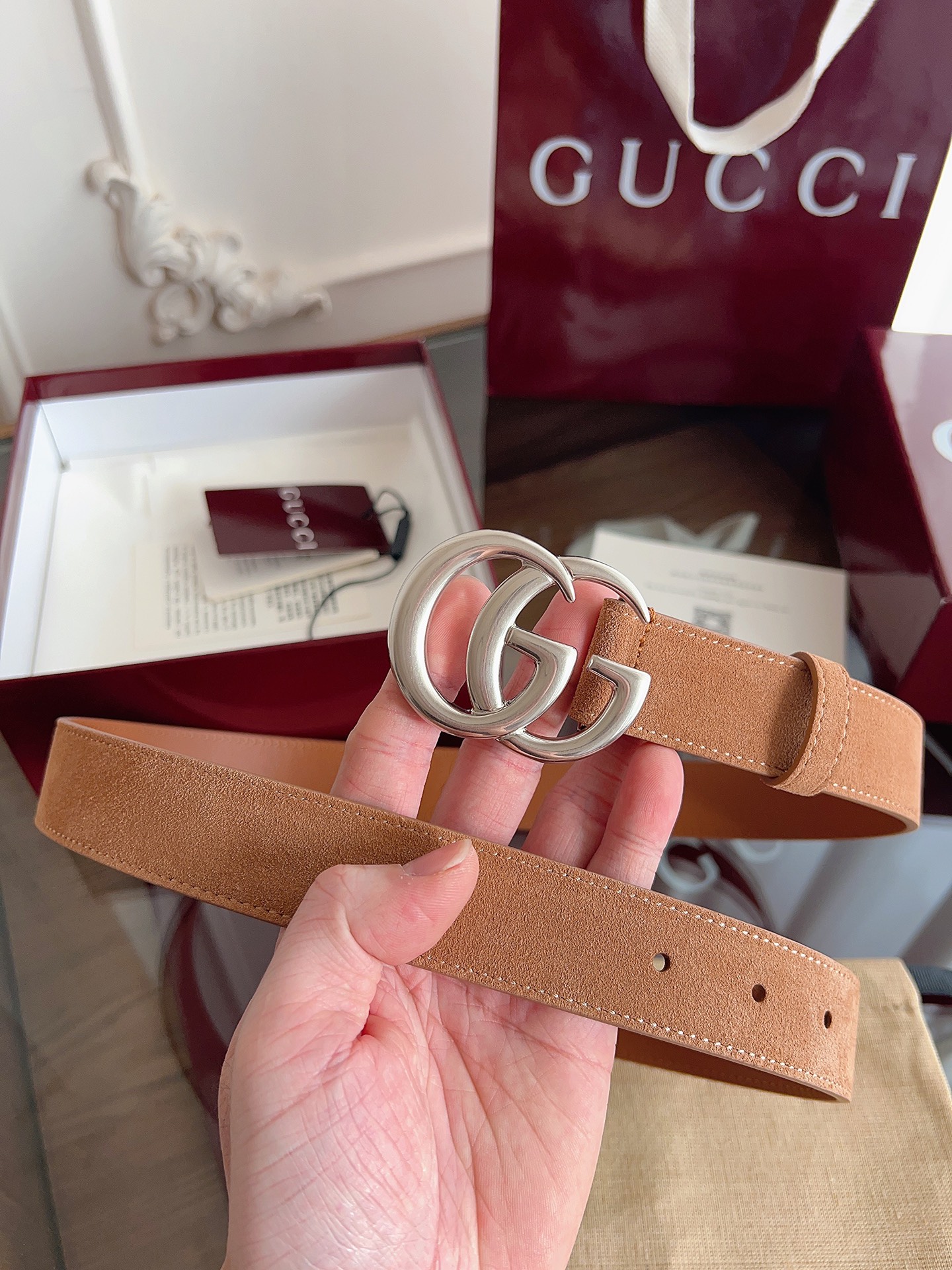 P GG Marmont冬季系列腰带采用柔软牛皮绒面材质匠心打造，配以双G搭扣，尽释别致韵调。商品细节：