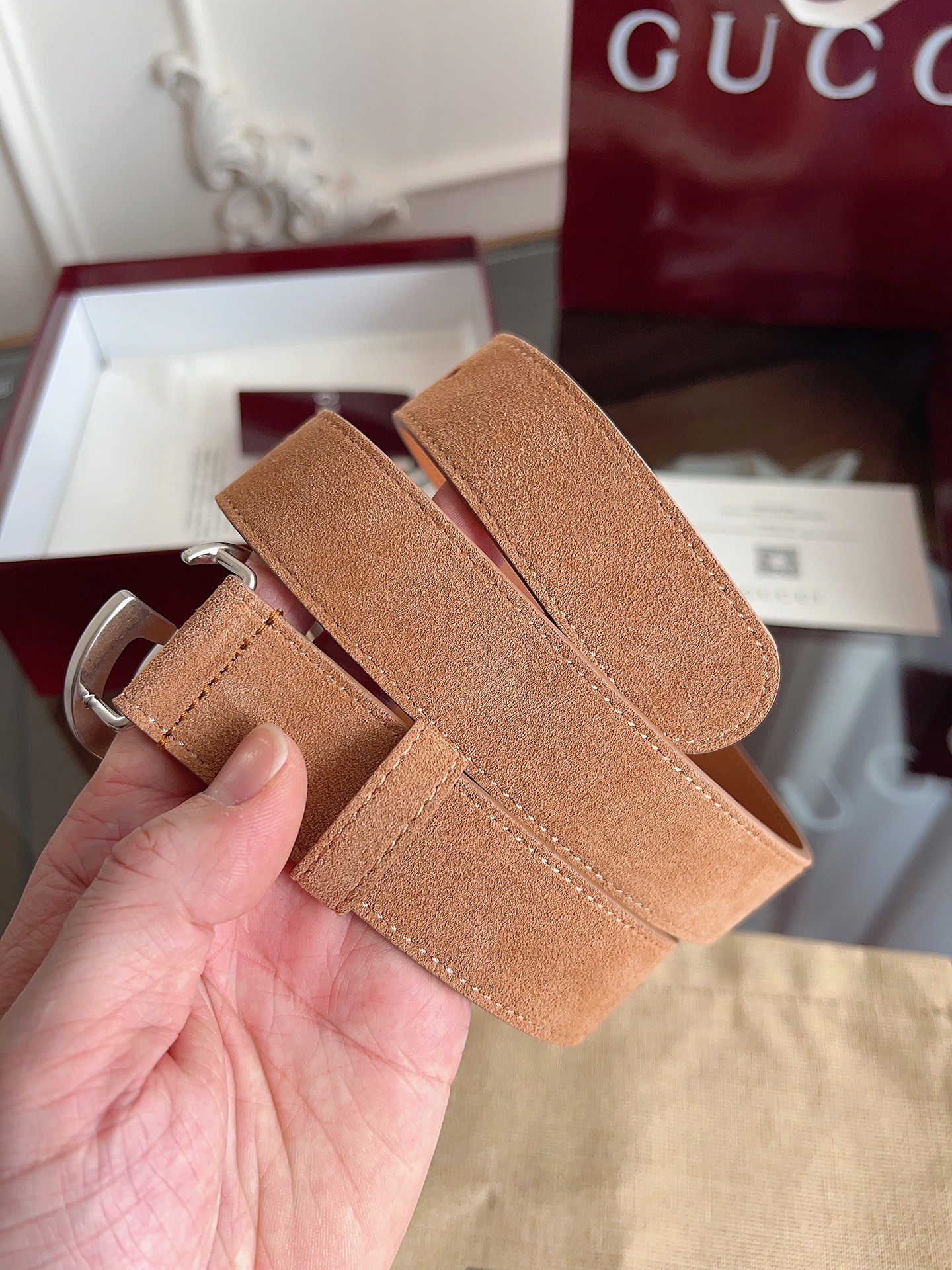 P GG Marmont冬季系列腰带采用柔软牛皮绒面材质匠心打造，配以双G搭扣，尽释别致韵调。商品细节：