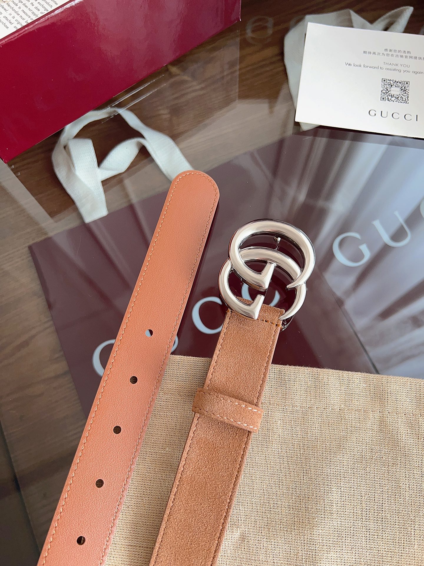 P GG Marmont冬季系列腰带采用柔软牛皮绒面材质匠心打造，配以双G搭扣，尽释别致韵调。商品细节：