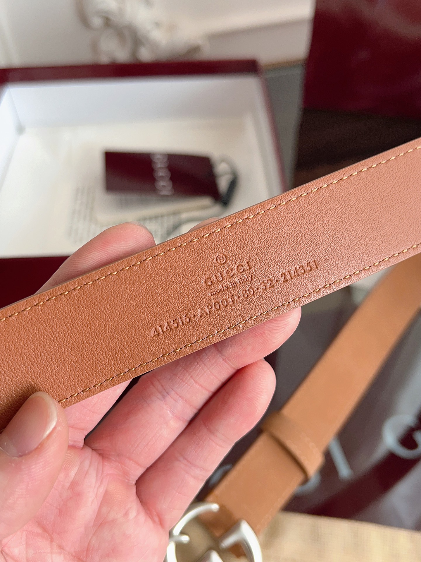 P GG Marmont冬季系列腰带采用柔软牛皮绒面材质匠心打造，配以双G搭扣，尽释别致韵调。商品细节：