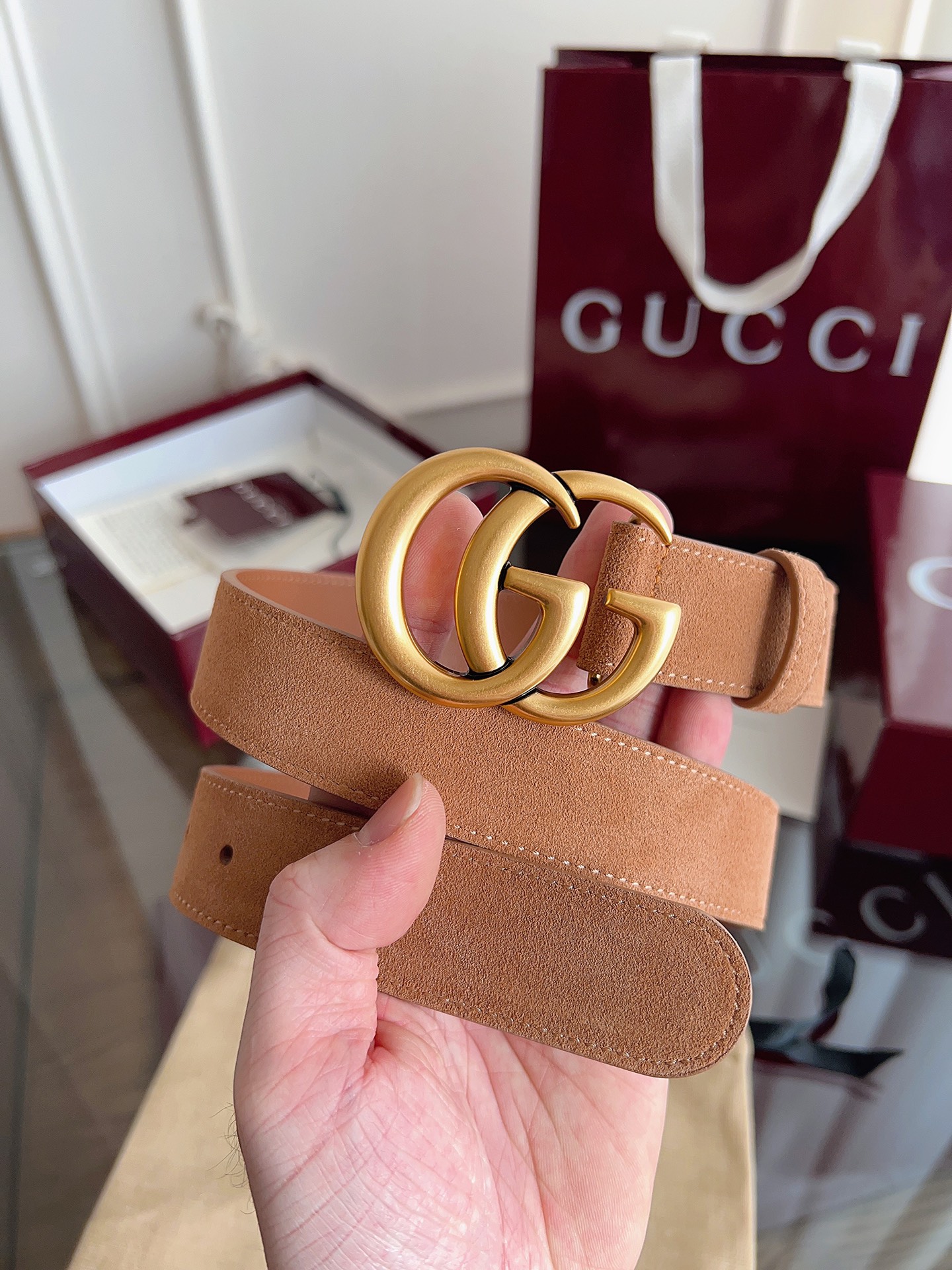 P GG Marmont冬季系列腰带采用柔软牛皮绒面材质匠心打造，配以双G搭扣，尽释别致韵调。商品细节：