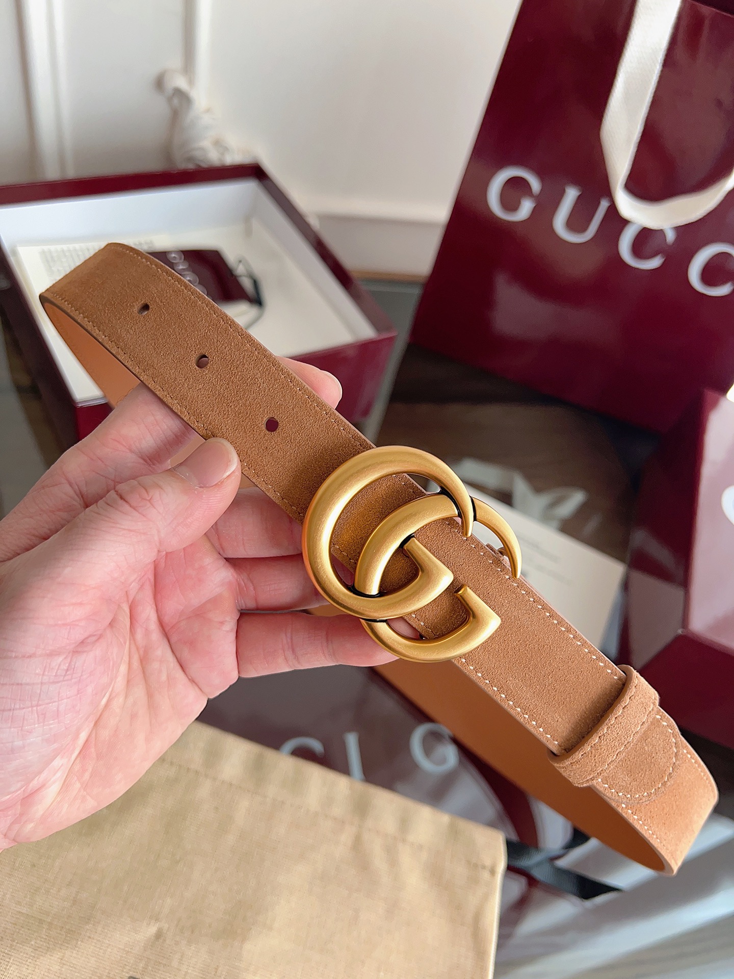 P GG Marmont冬季系列腰带采用柔软牛皮绒面材质匠心打造，配以双G搭扣，尽释别致韵调。商品细节：