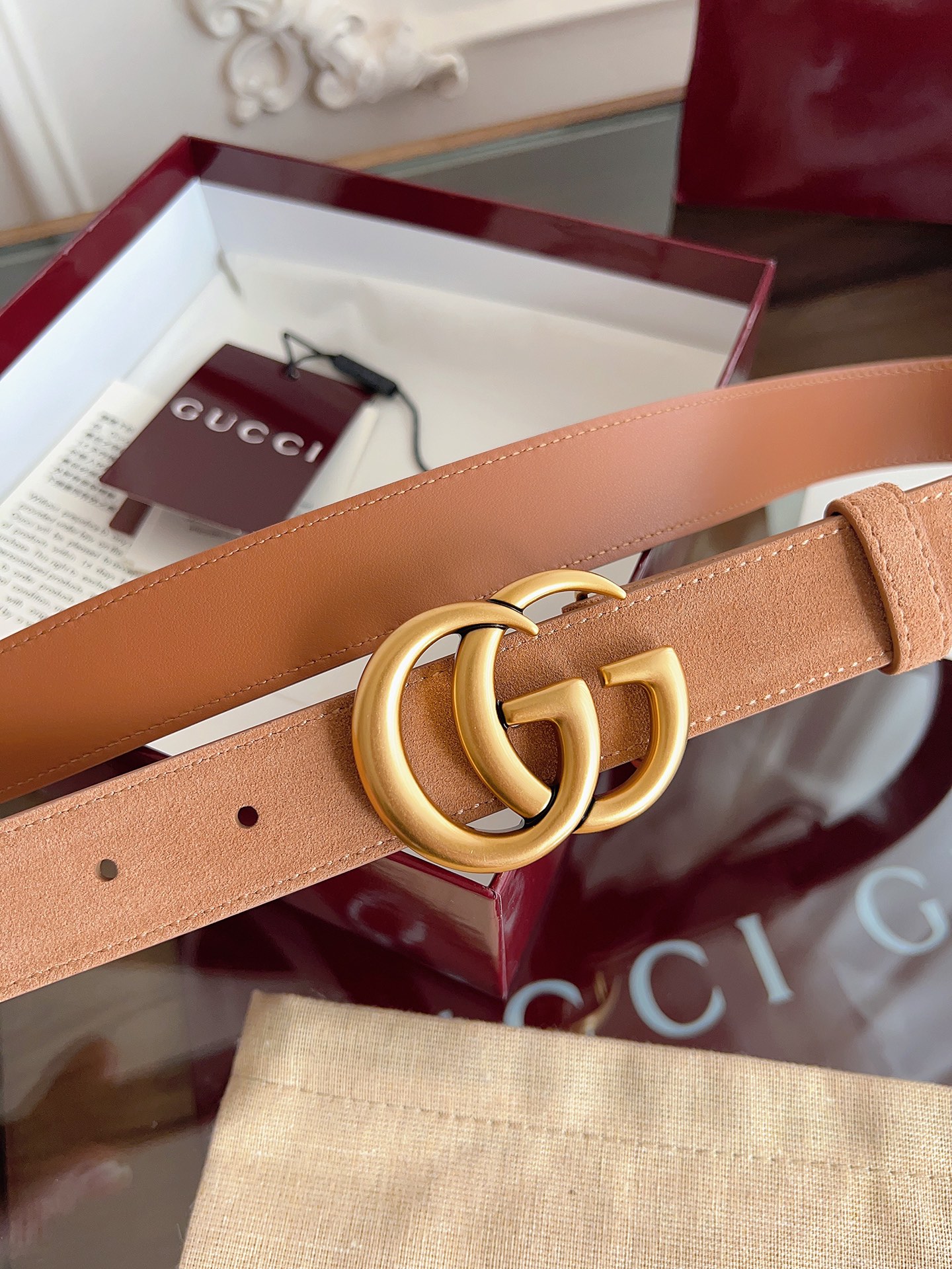 P GG Marmont冬季系列腰带采用柔软牛皮绒面材质匠心打造，配以双G搭扣，尽释别致韵调。商品细节：