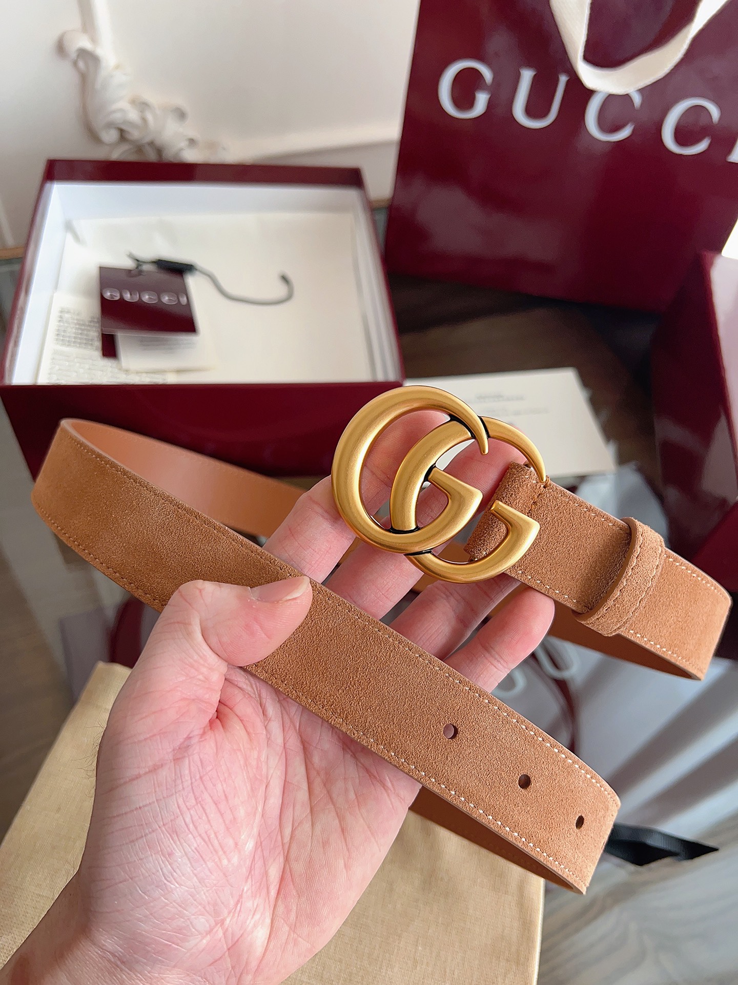 P GG Marmont冬季系列腰带采用柔软牛皮绒面材质匠心打造，配以双G搭扣，尽释别致韵调。商品细节：