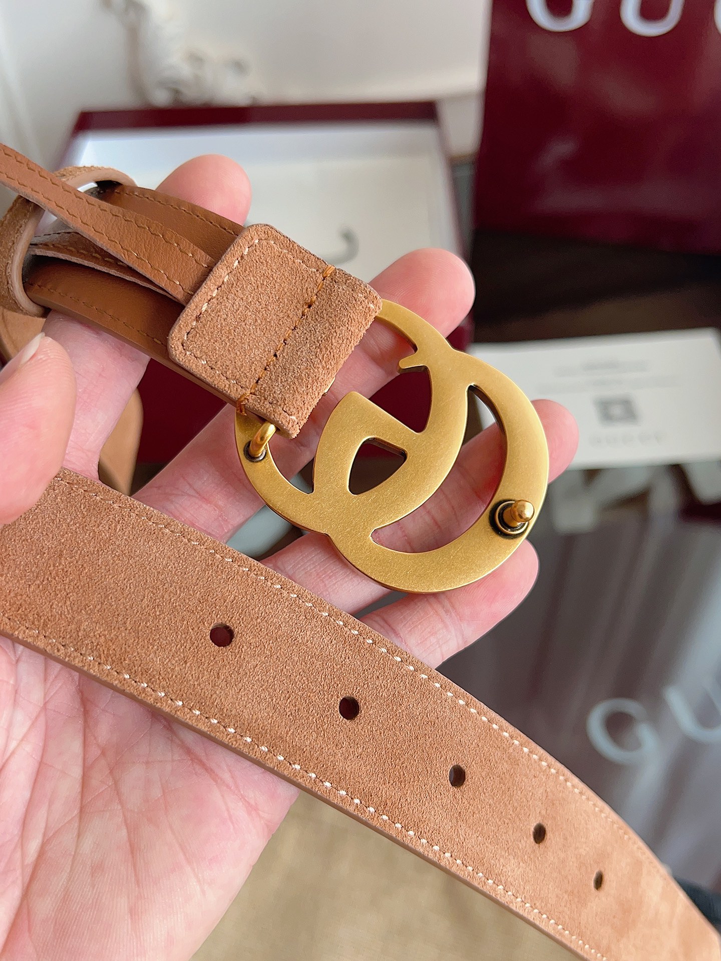 P GG Marmont冬季系列腰带采用柔软牛皮绒面材质匠心打造，配以双G搭扣，尽释别致韵调。商品细节：