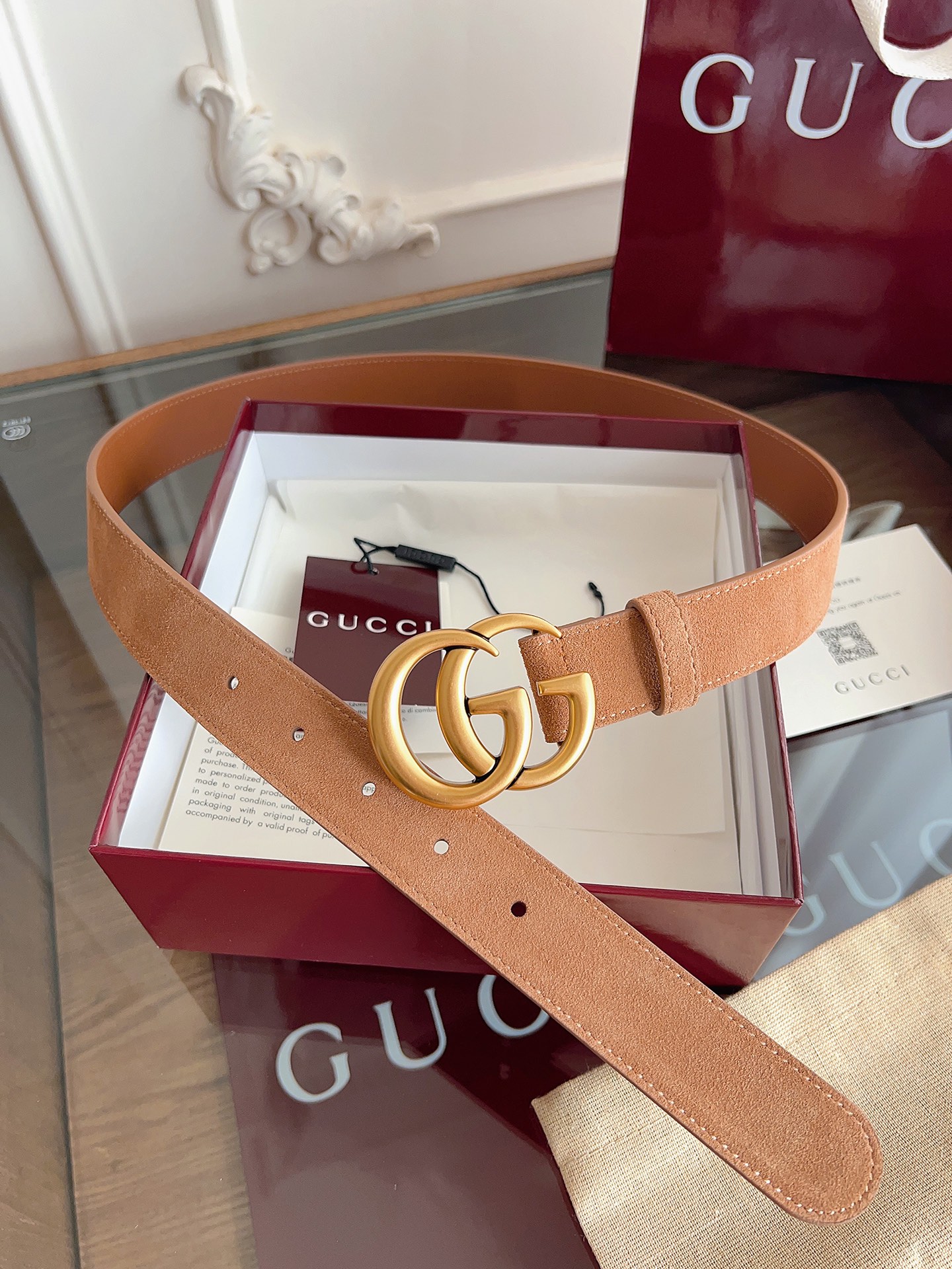 P GG Marmont冬季系列腰带采用柔软牛皮绒面材质匠心打造，配以双G搭扣，尽释别致韵调。商品细节：