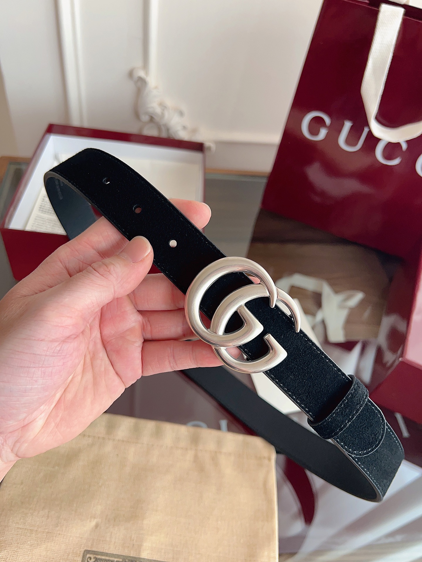 P GG Marmont冬季系列腰带采用柔软牛皮绒面材质匠心打造，配以双G搭扣，尽释别致韵调。商品细节：