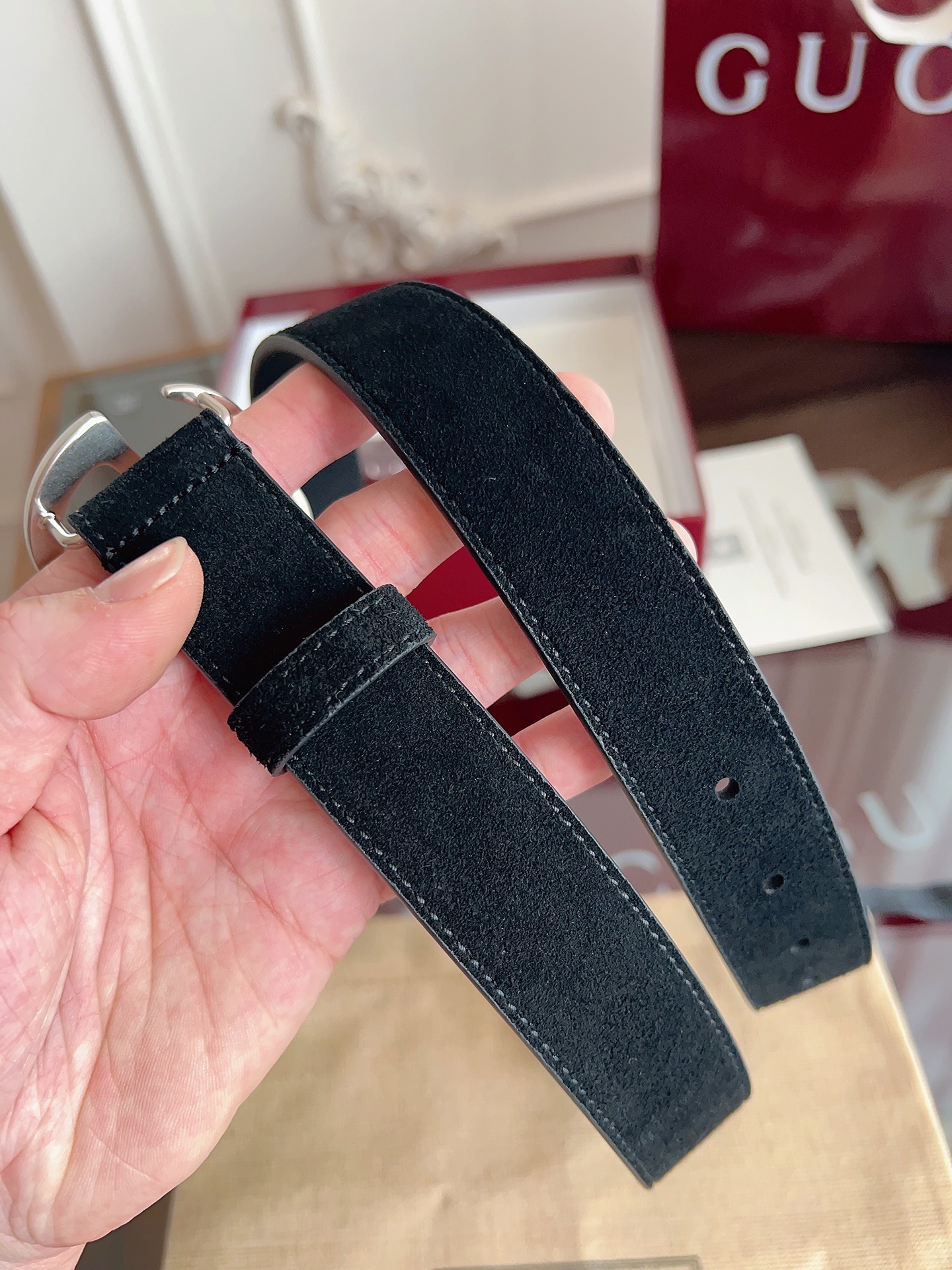 P GG Marmont冬季系列腰带采用柔软牛皮绒面材质匠心打造，配以双G搭扣，尽释别致韵调。商品细节：