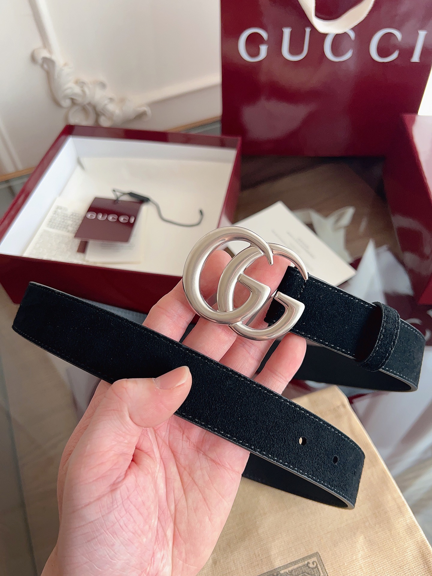 P GG Marmont冬季系列腰带采用柔软牛皮绒面材质匠心打造，配以双G搭扣，尽释别致韵调。商品细节：