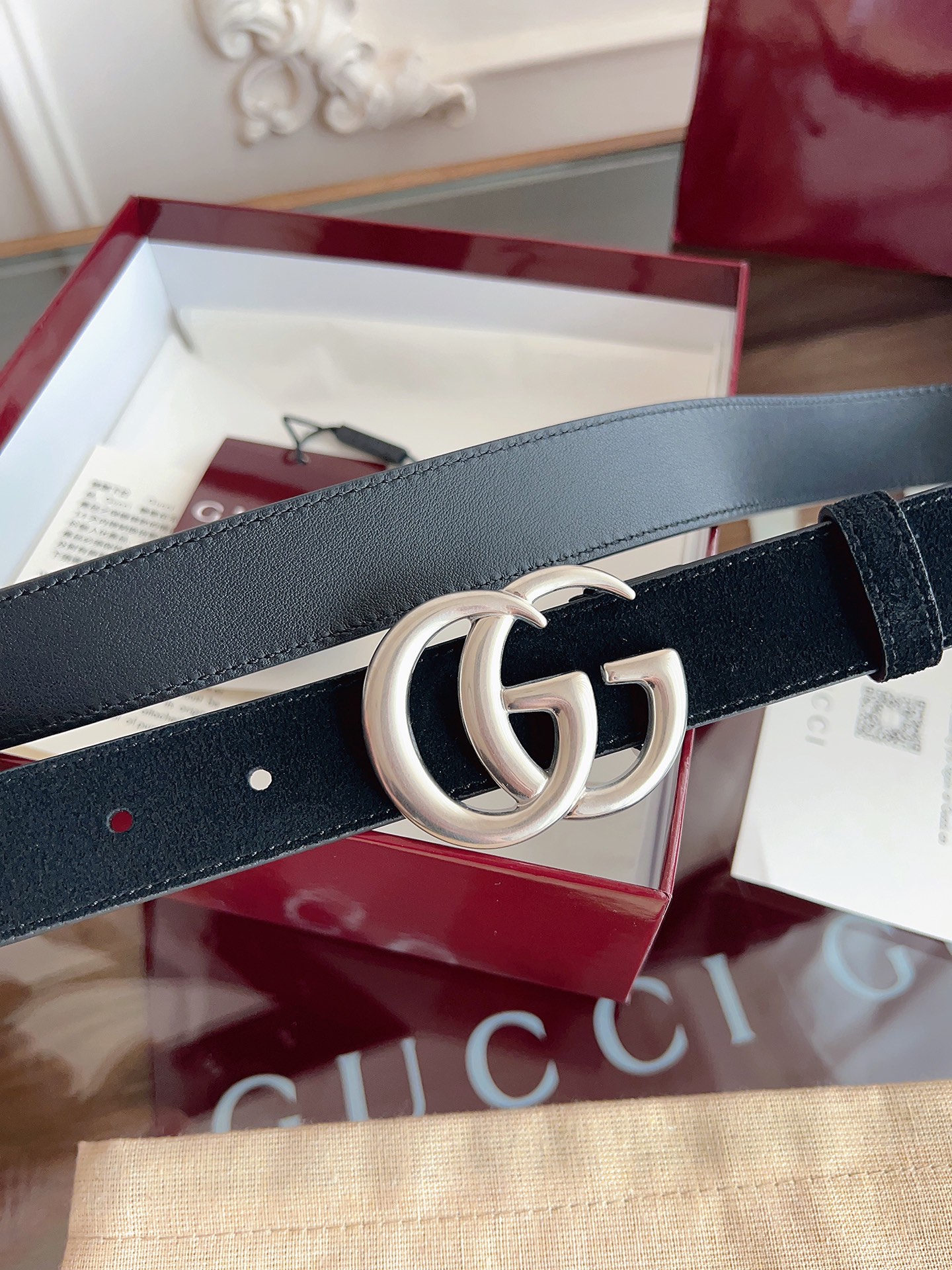 P GG Marmont冬季系列腰带采用柔软牛皮绒面材质匠心打造，配以双G搭扣，尽释别致韵调。商品细节：