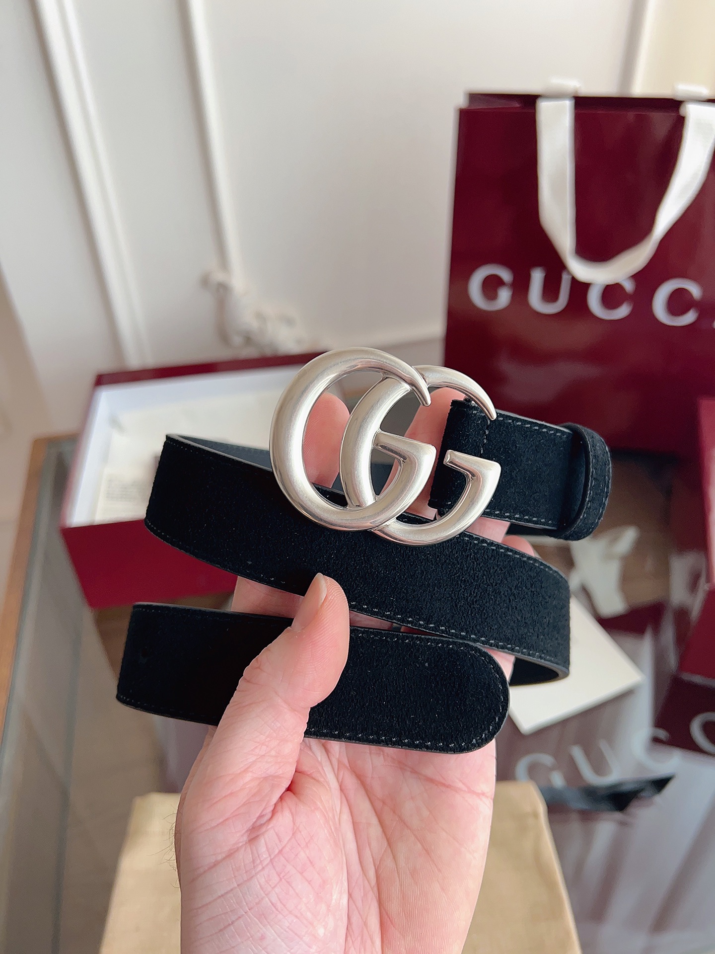 P GG Marmont冬季系列腰带采用柔软牛皮绒面材质匠心打造，配以双G搭扣，尽释别致韵调。商品细节：