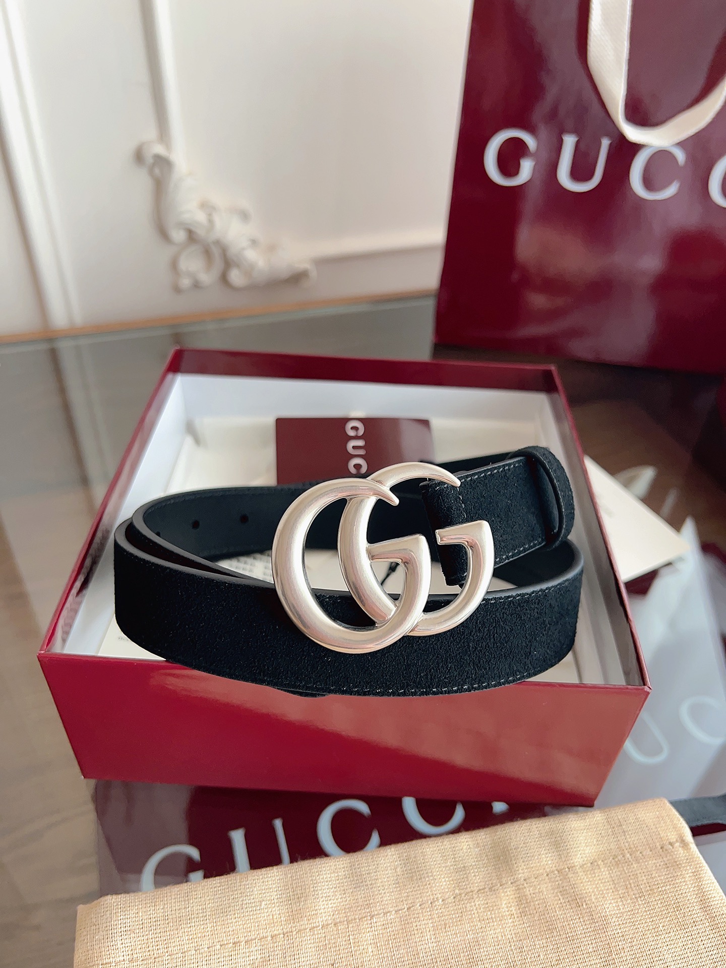 P GG Marmont冬季系列腰带采用柔软牛皮绒面材质匠心打造，配以双G搭扣，尽释别致韵调。商品细节：