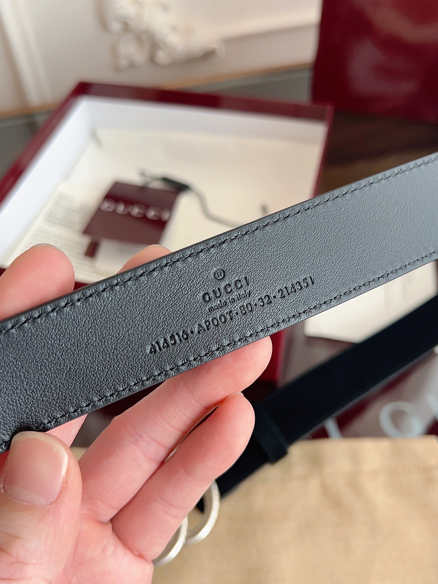 P GG Marmont冬季系列腰带采用柔软牛皮绒面材质匠心打造，配以双G搭扣，尽释别致韵调。商品细节：