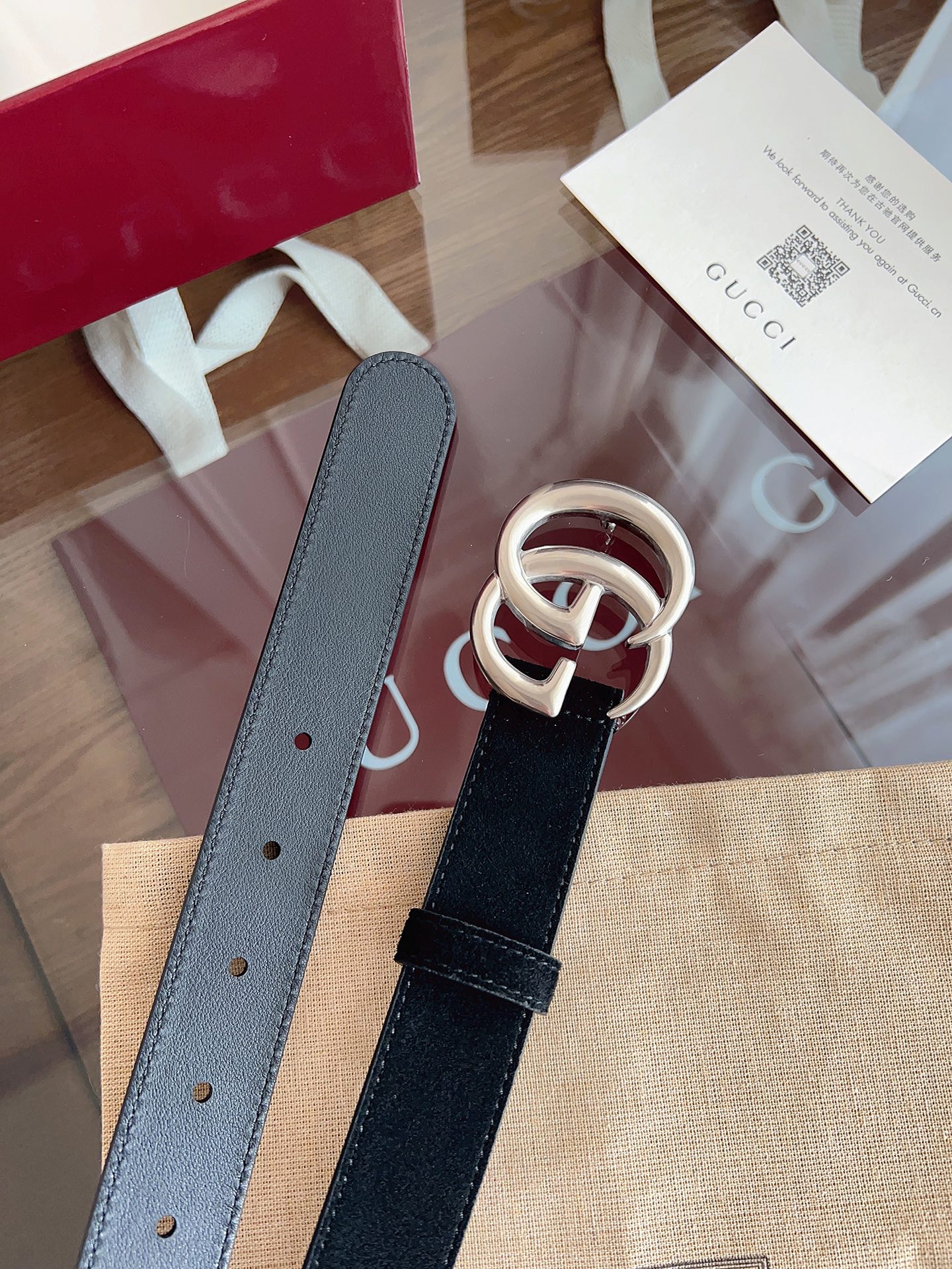 P GG Marmont冬季系列腰带采用柔软牛皮绒面材质匠心打造，配以双G搭扣，尽释别致韵调。商品细节：