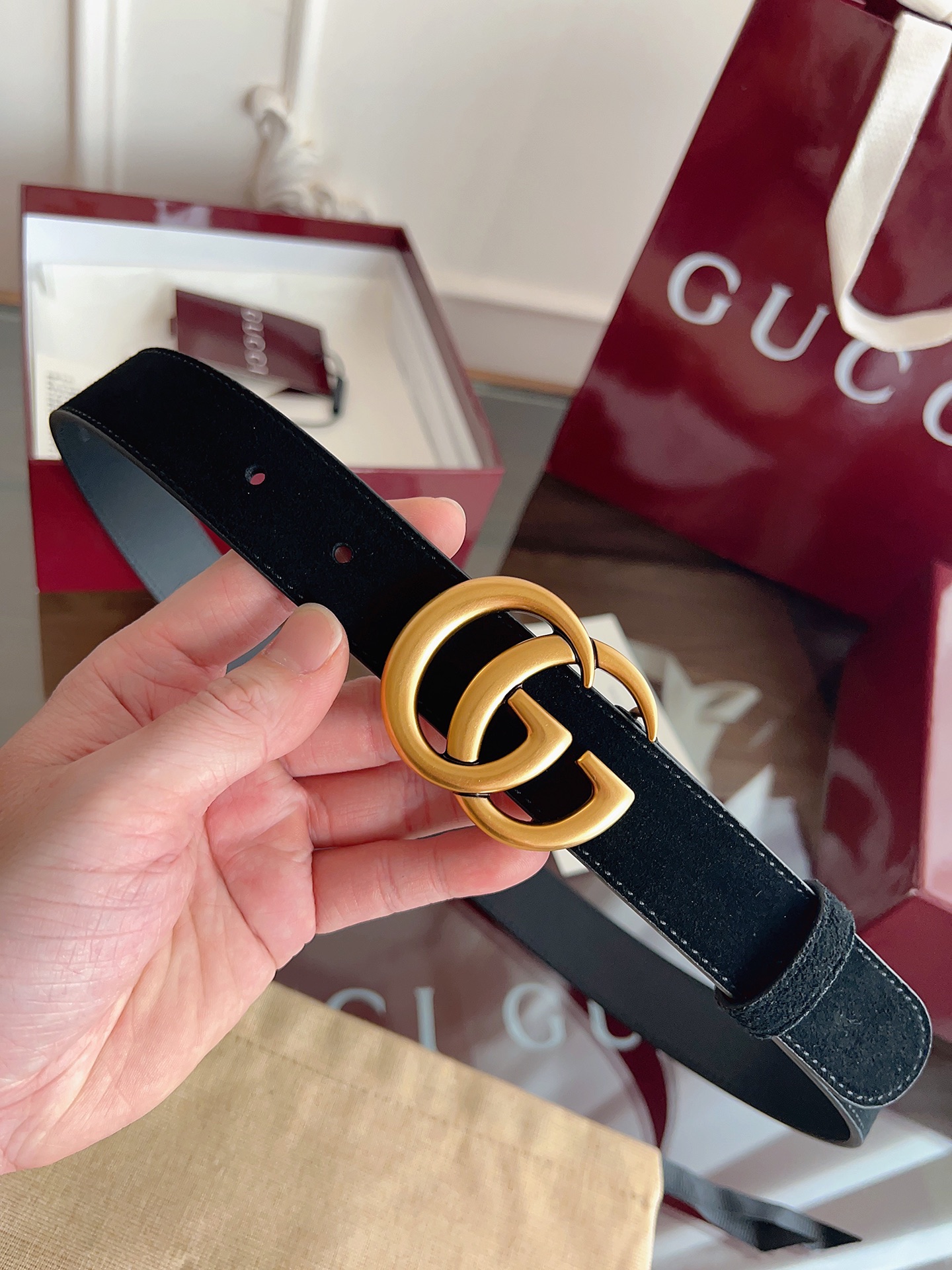 P GG Marmont冬季系列腰带采用柔软牛皮绒面材质匠心打造，配以双G搭扣，尽释别致韵调。商品细节：