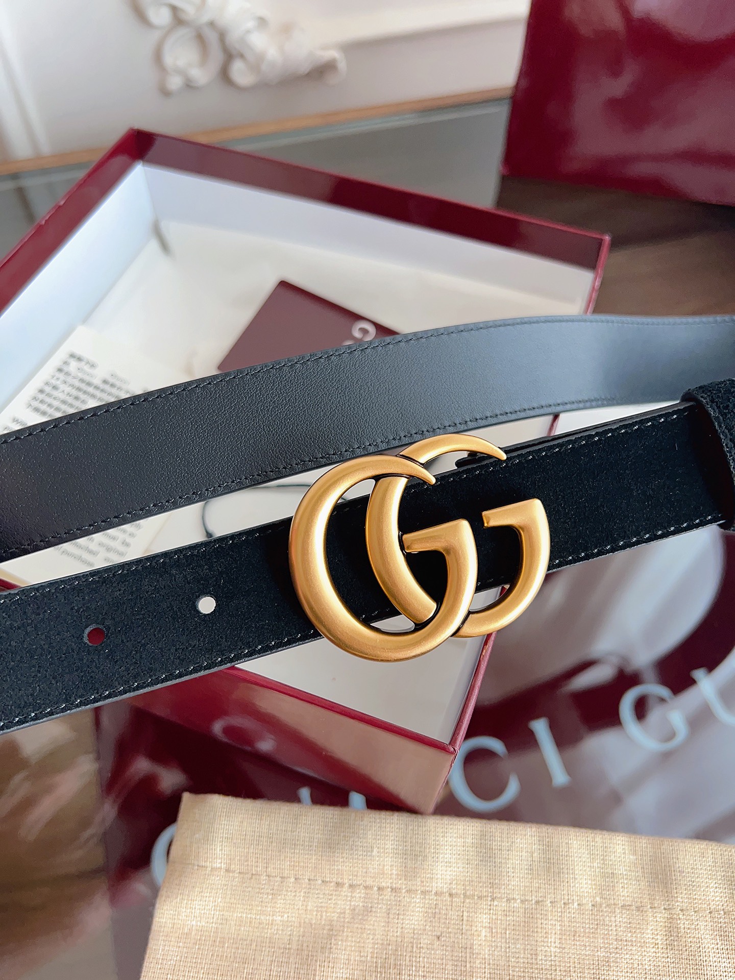 P GG Marmont冬季系列腰带采用柔软牛皮绒面材质匠心打造，配以双G搭扣，尽释别致韵调。商品细节：