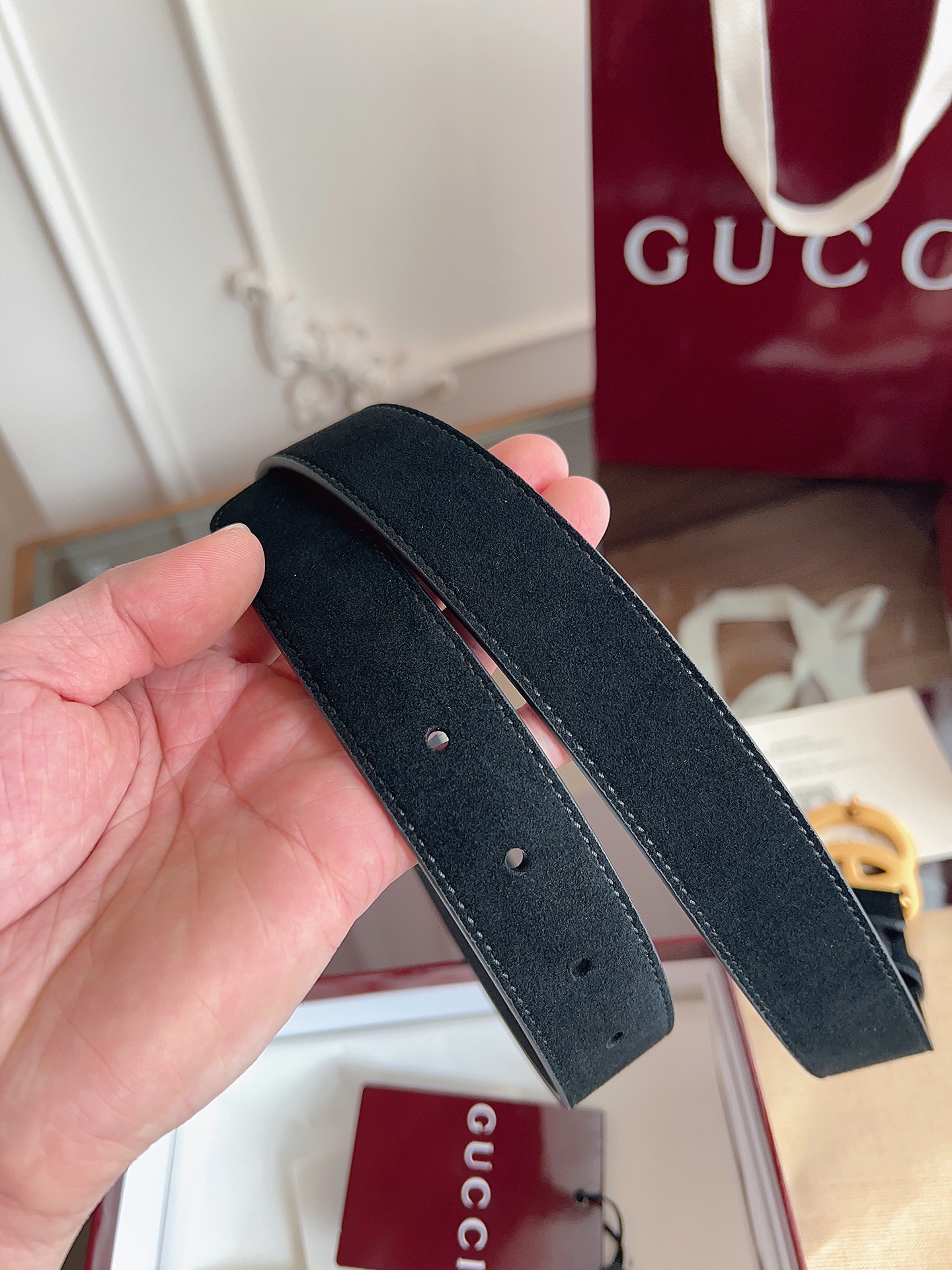 P GG Marmont冬季系列腰带采用柔软牛皮绒面材质匠心打造，配以双G搭扣，尽释别致韵调。商品细节：