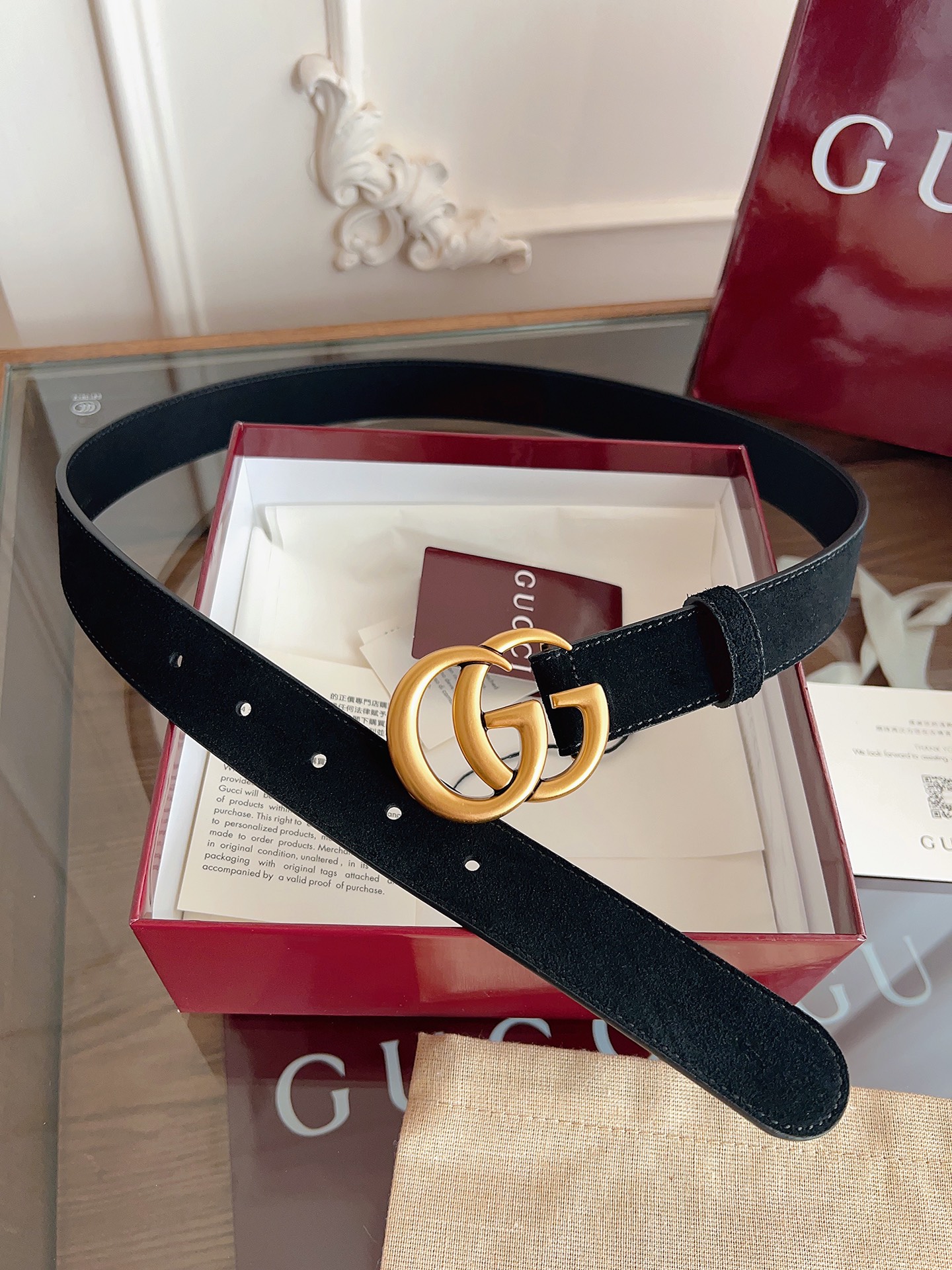 P GG Marmont冬季系列腰带采用柔软牛皮绒面材质匠心打造，配以双G搭扣，尽释别致韵调。商品细节：